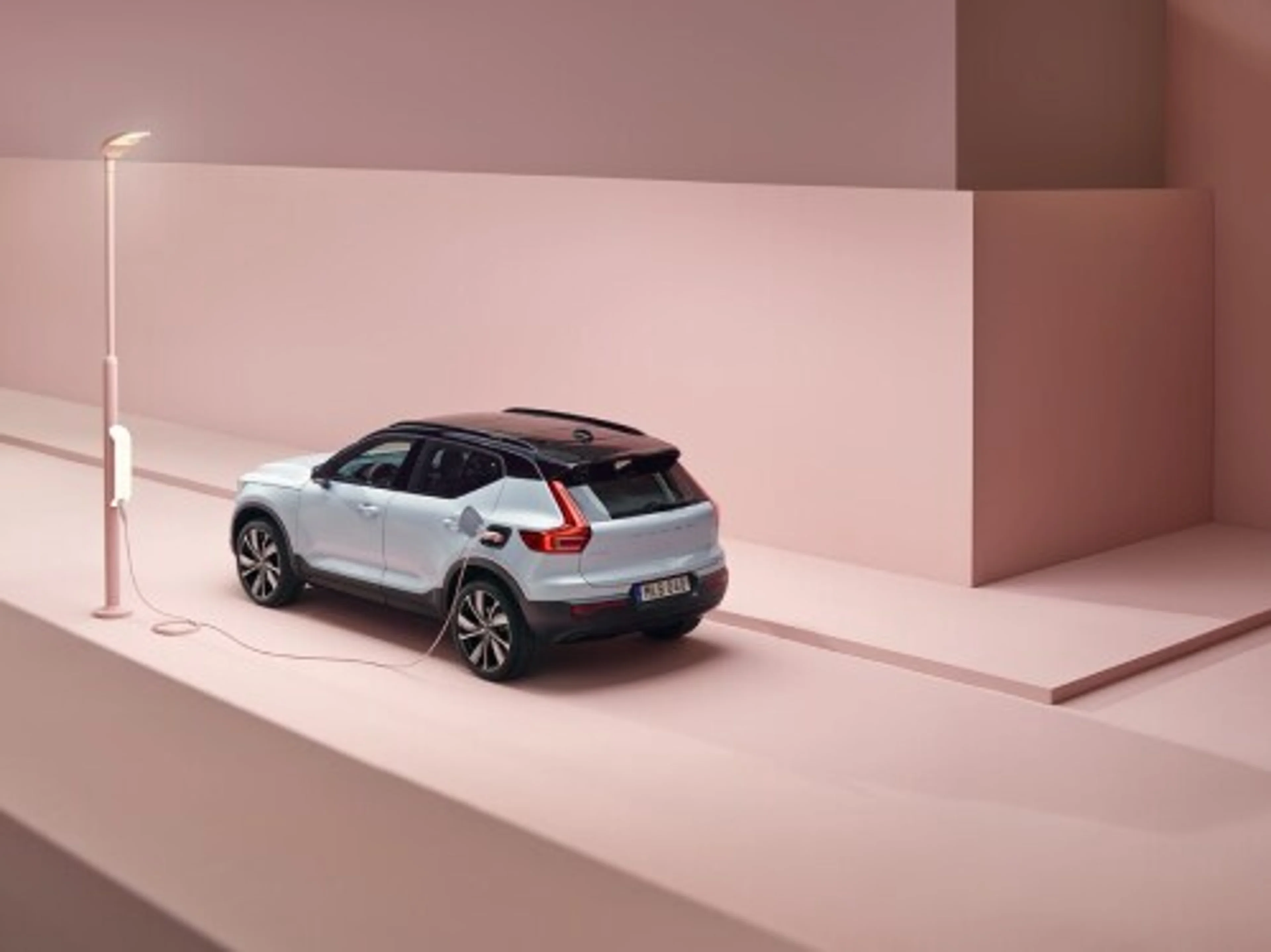 沃尔沃XC40 Recharge纯电动 SUV,已连接安装在灯柱上的充电箱。