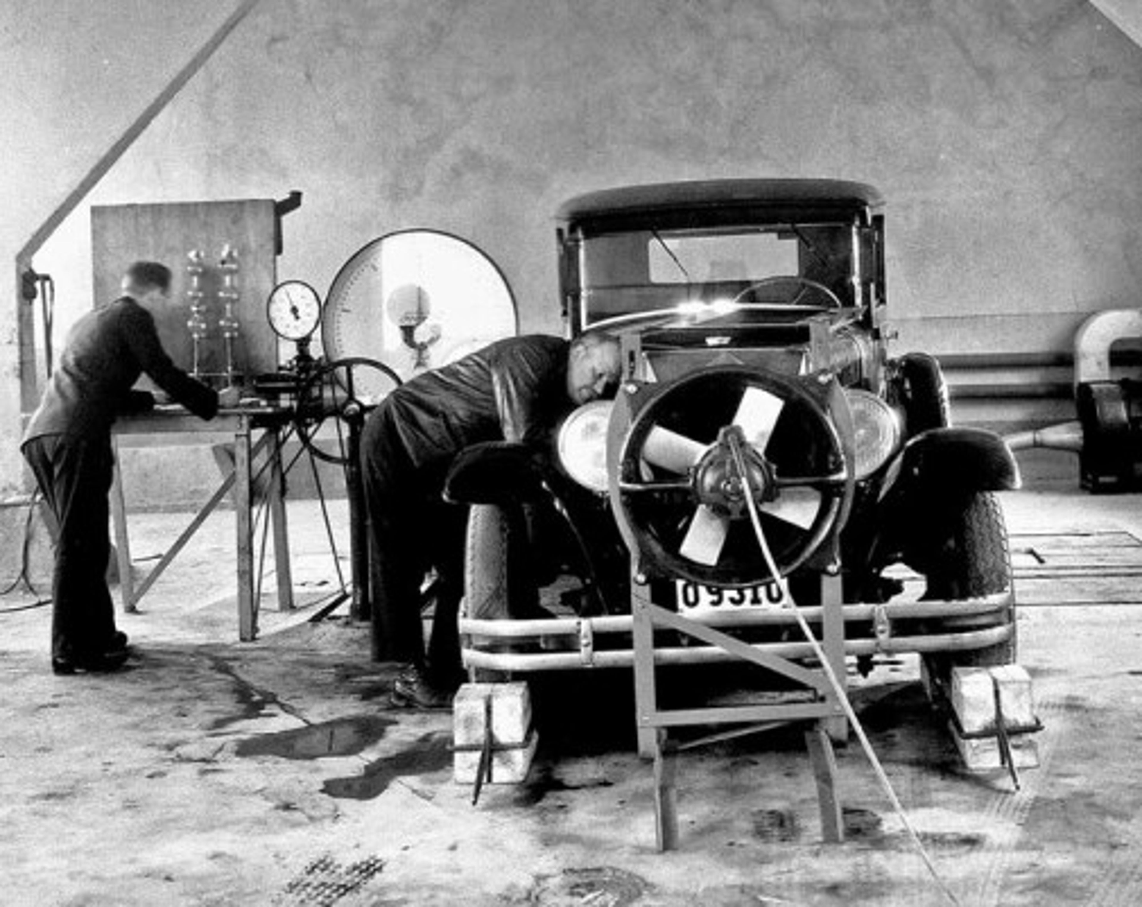 打开发动机罩的沃尔沃PV 51汽车,旁边站着一位男士。