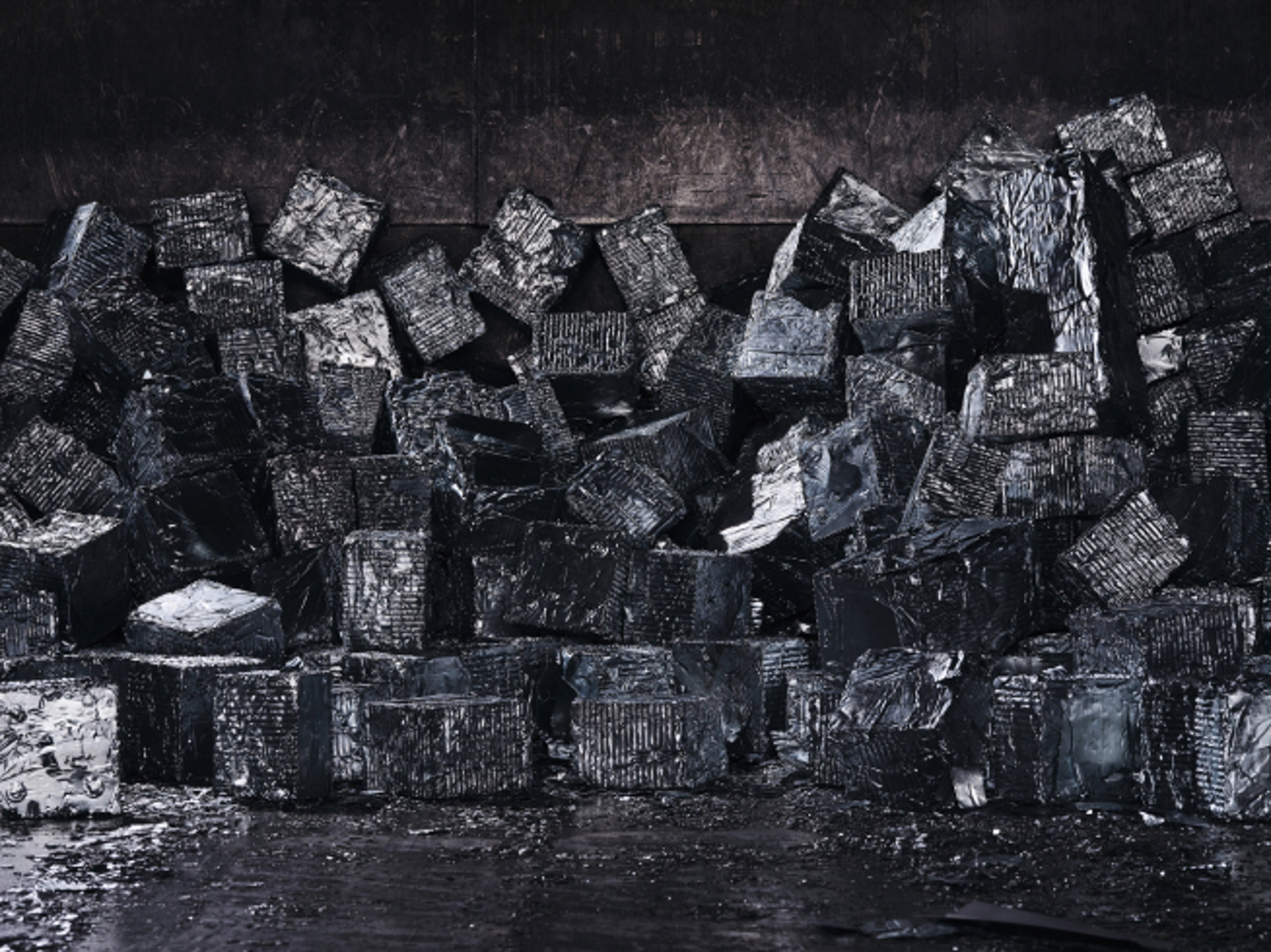 废物处理区内许多沾满油脂的箱子。