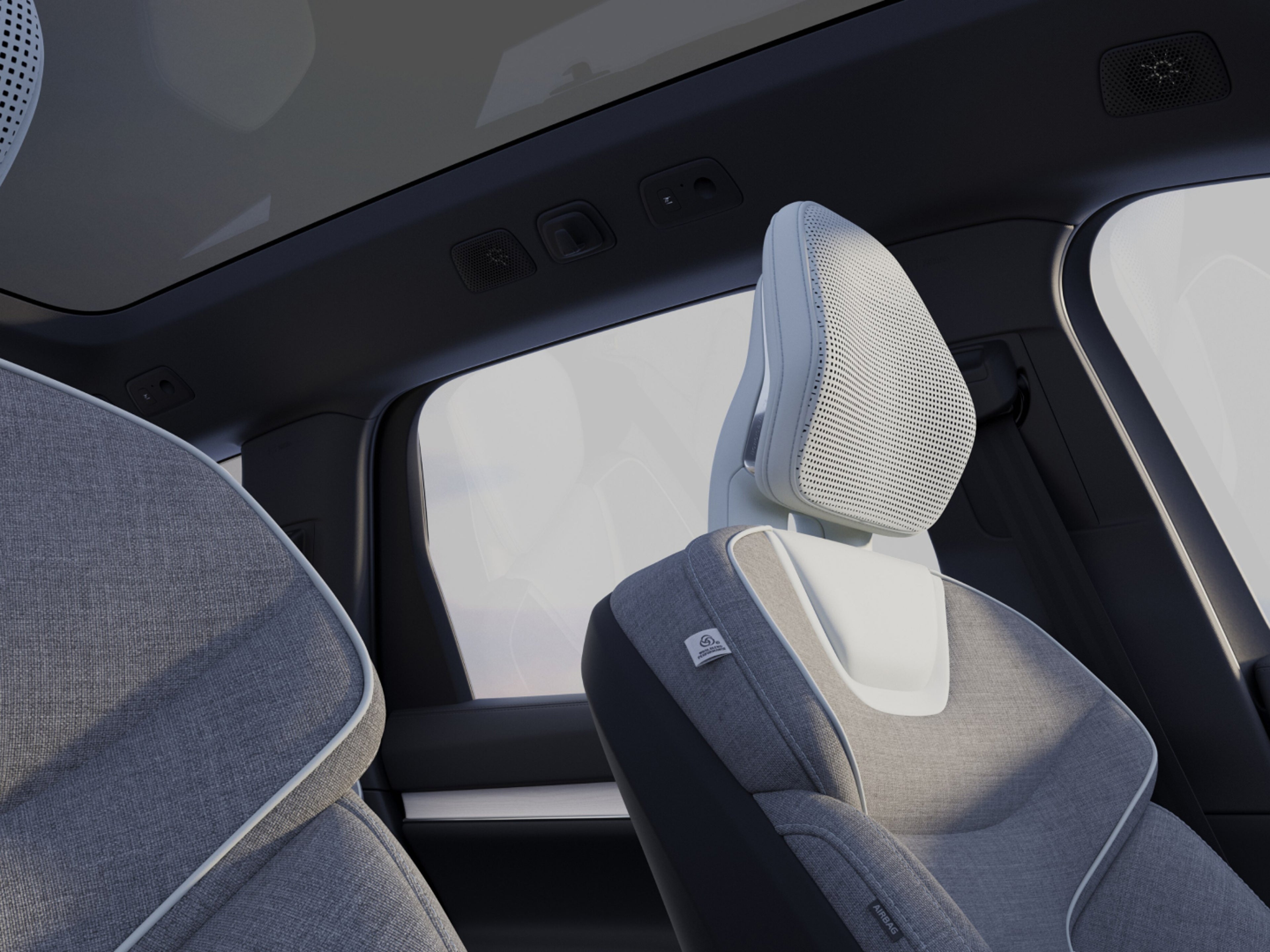 近距离观察沃尔沃 EX90 羊毛混纺座椅内饰和全景天窗。