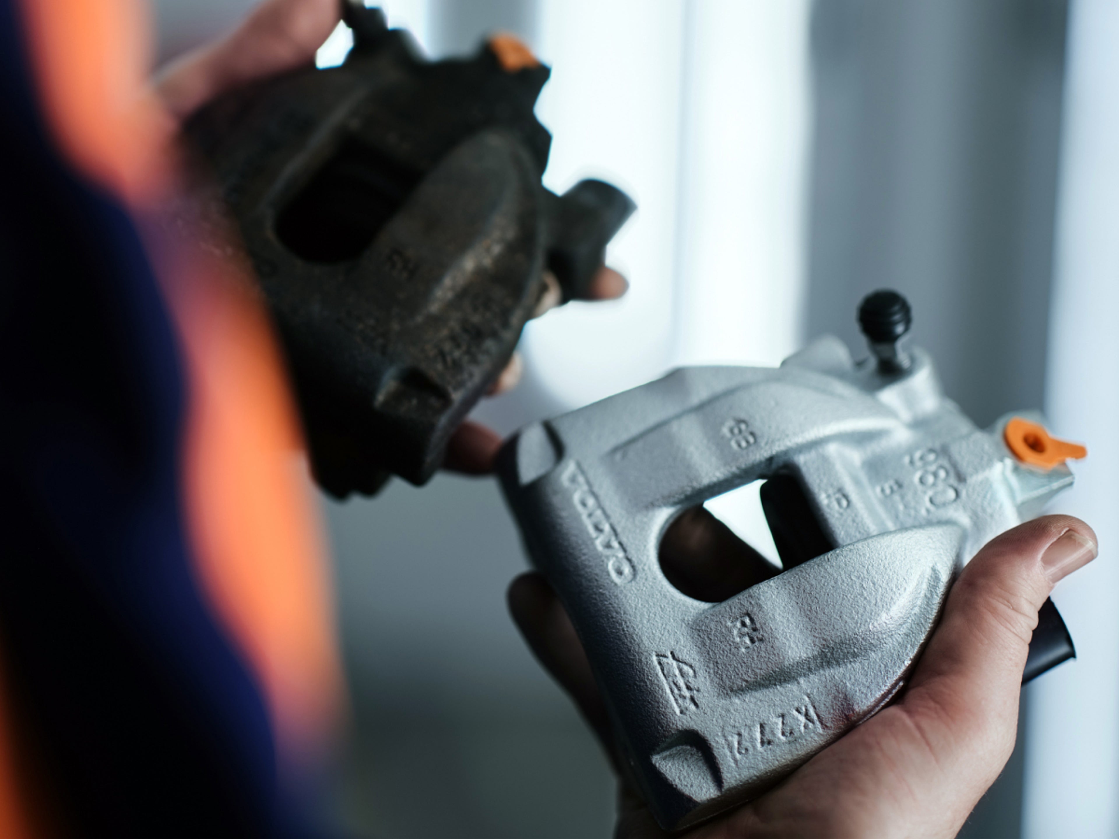 有人手拿沃尔沃零件特写镜头。