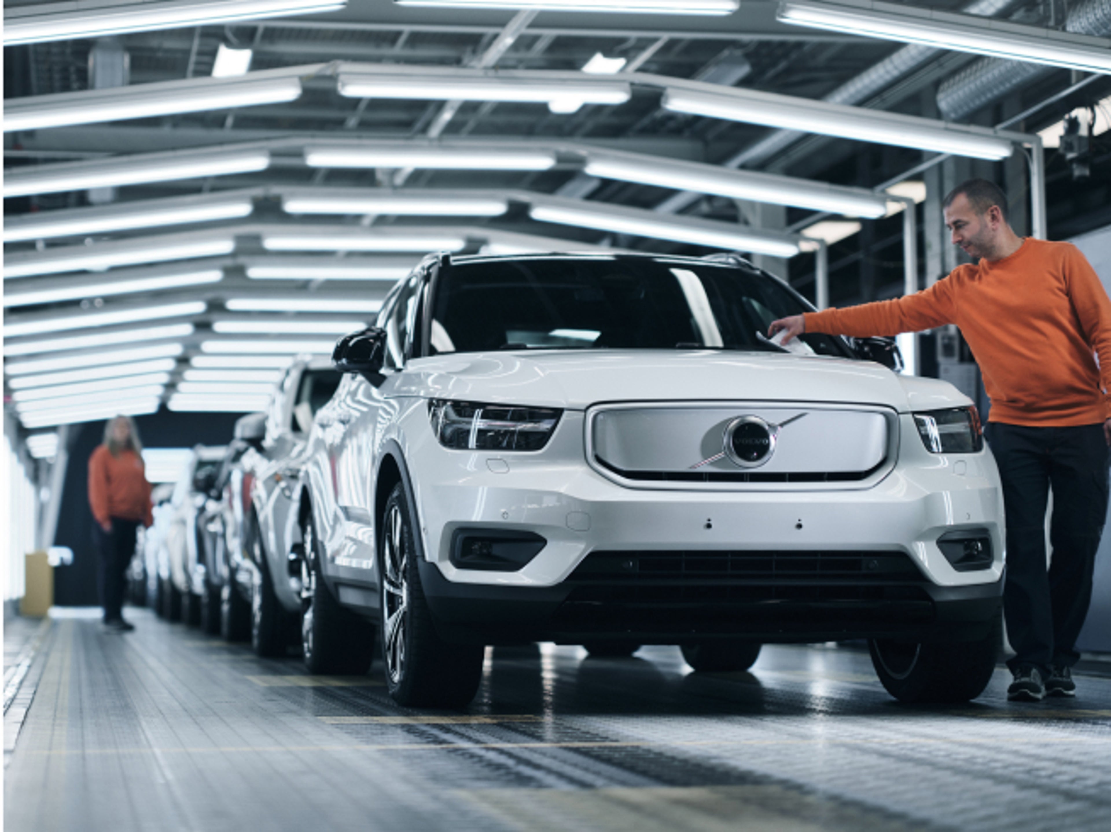 孩子坐在停着的汽车后座上。