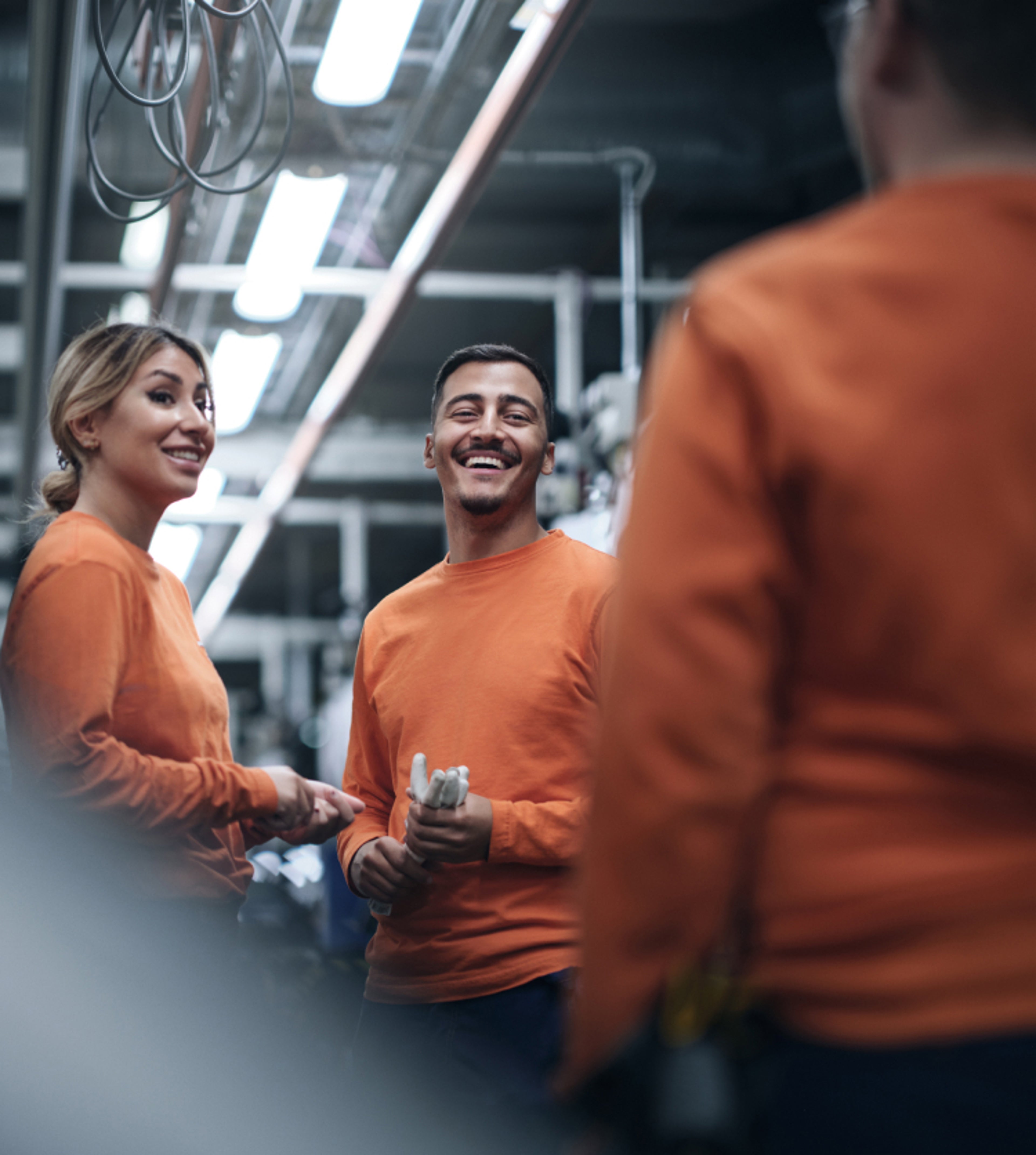 三人在工厂内聊天。