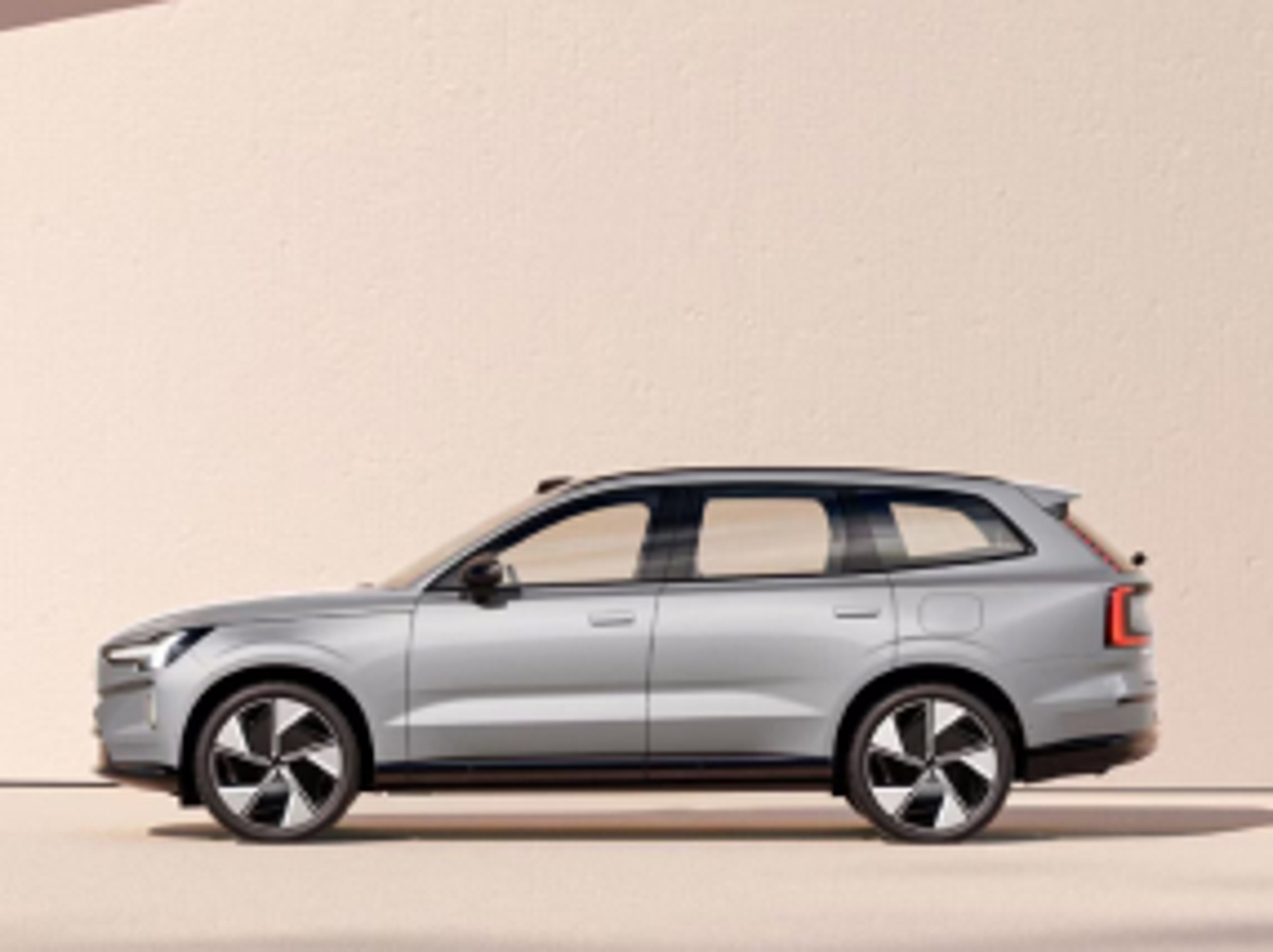 工作室内沃尔沃 EX90 侧视图。