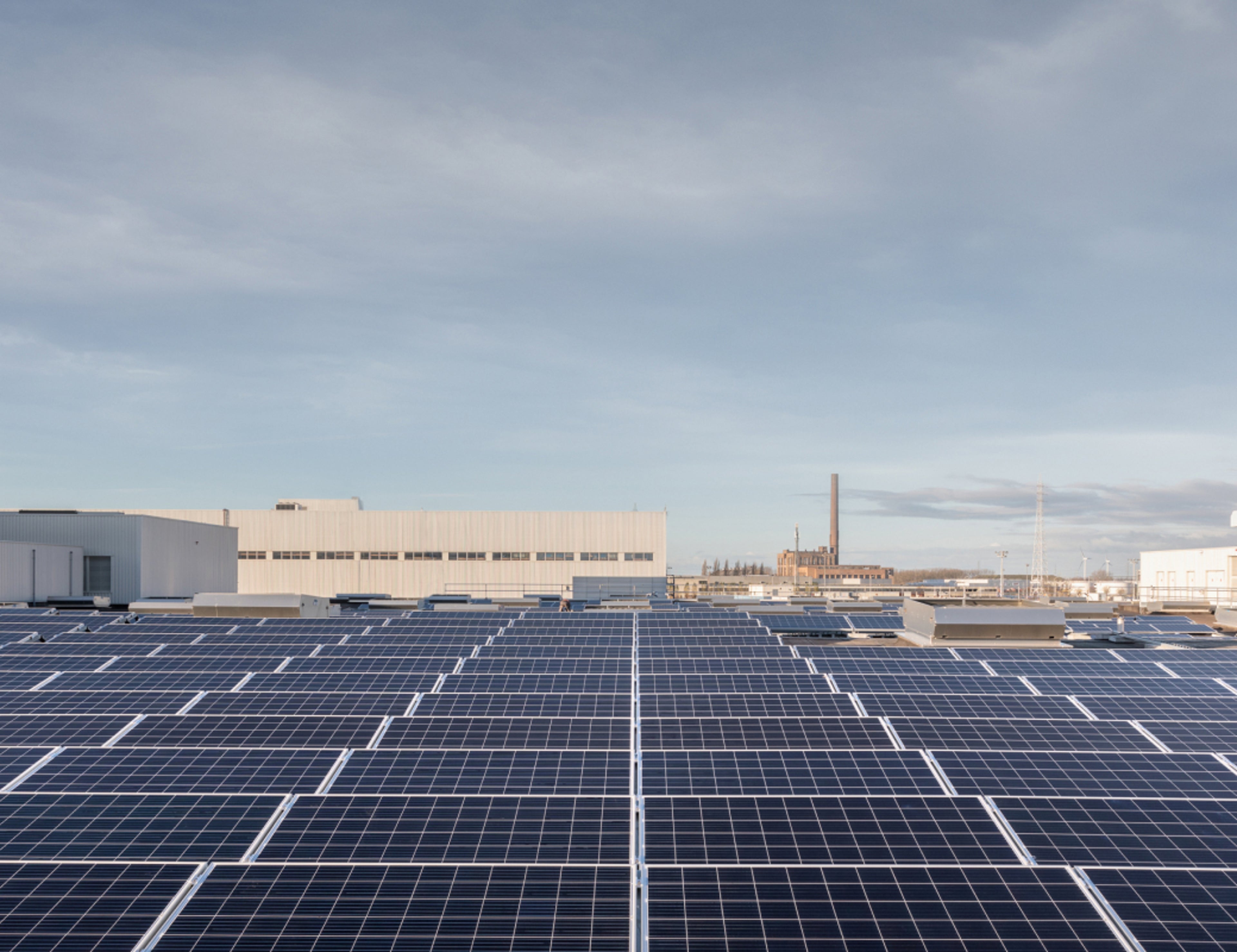 车顶太阳能电池板的多重作用