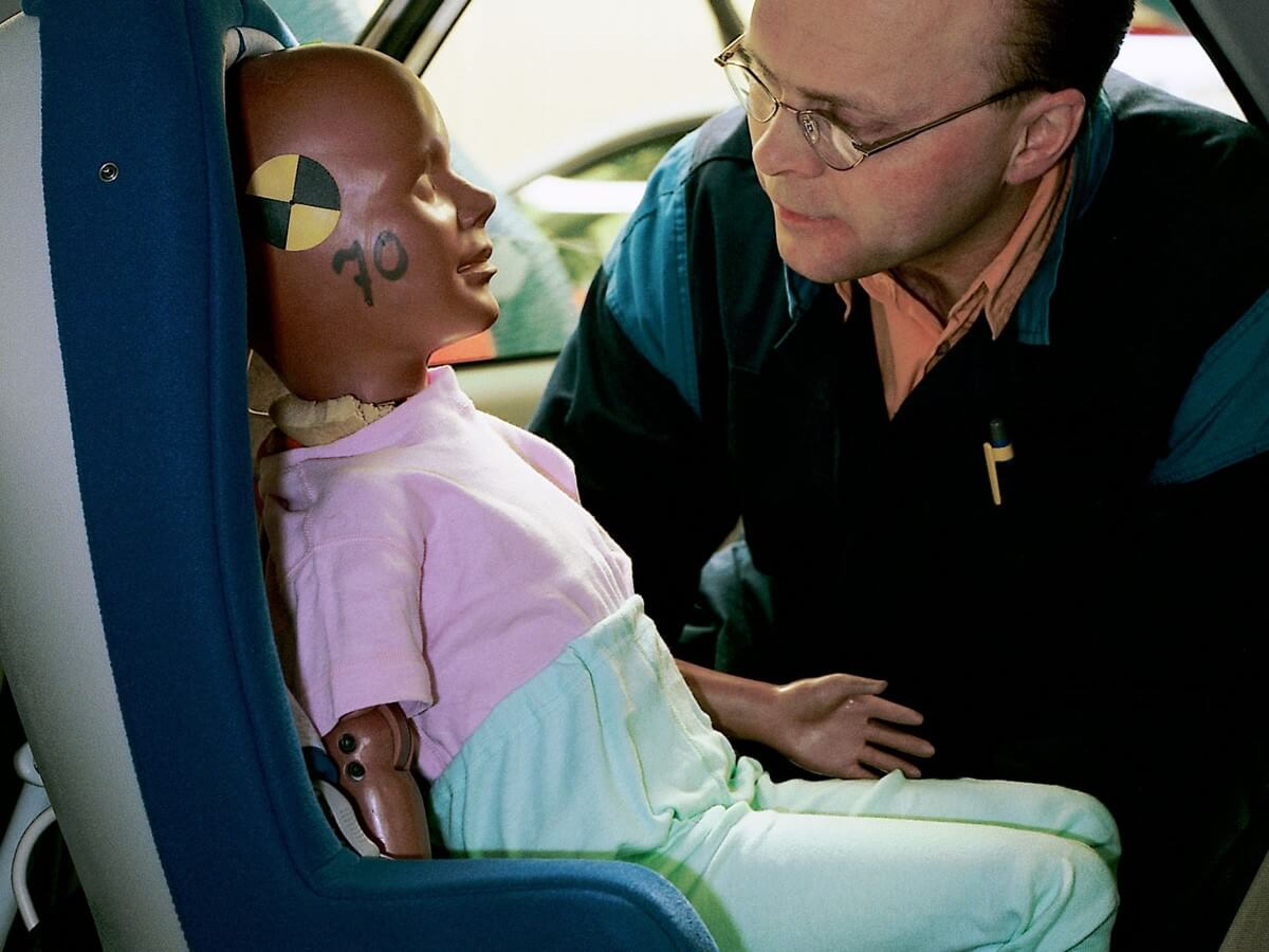 1994 年沃尔沃汽车推出了第四代后向座椅。