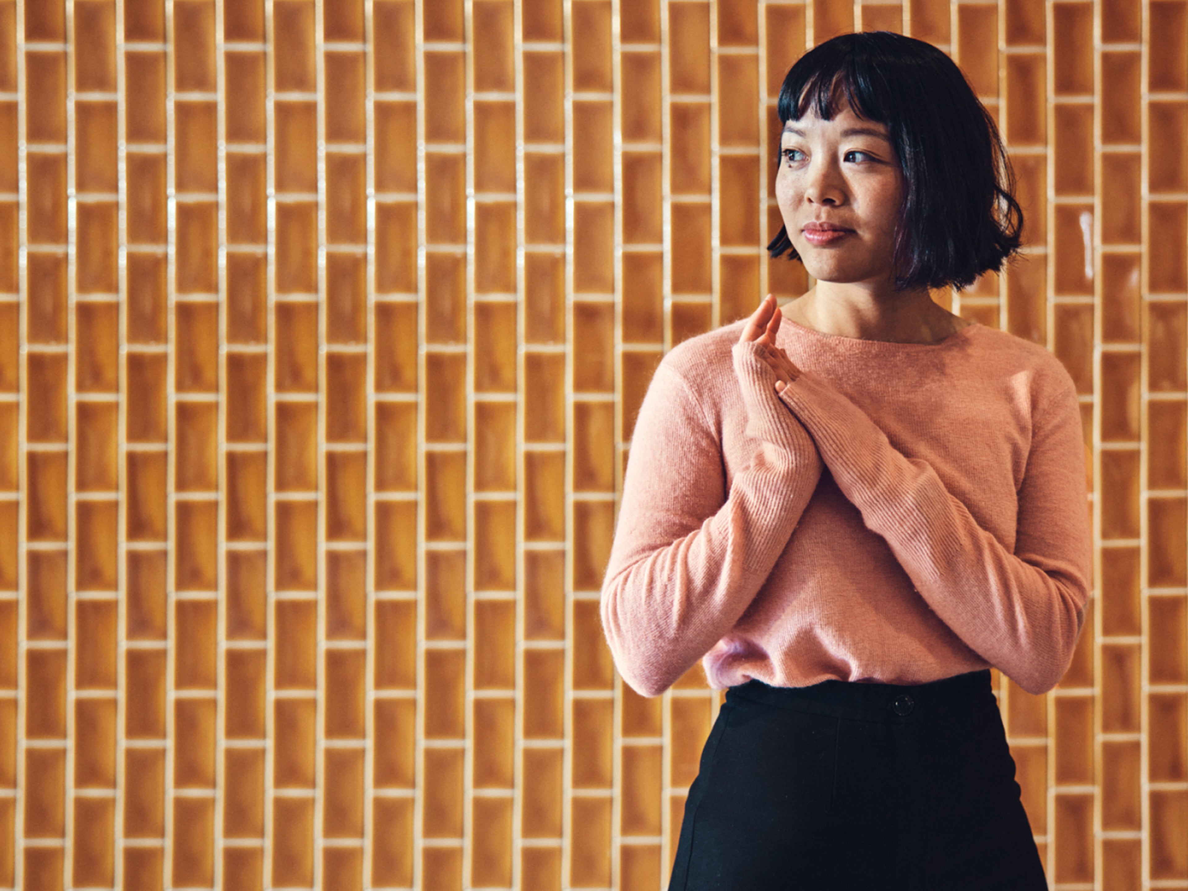 一个女人微微一笑地凝视着她的右边。