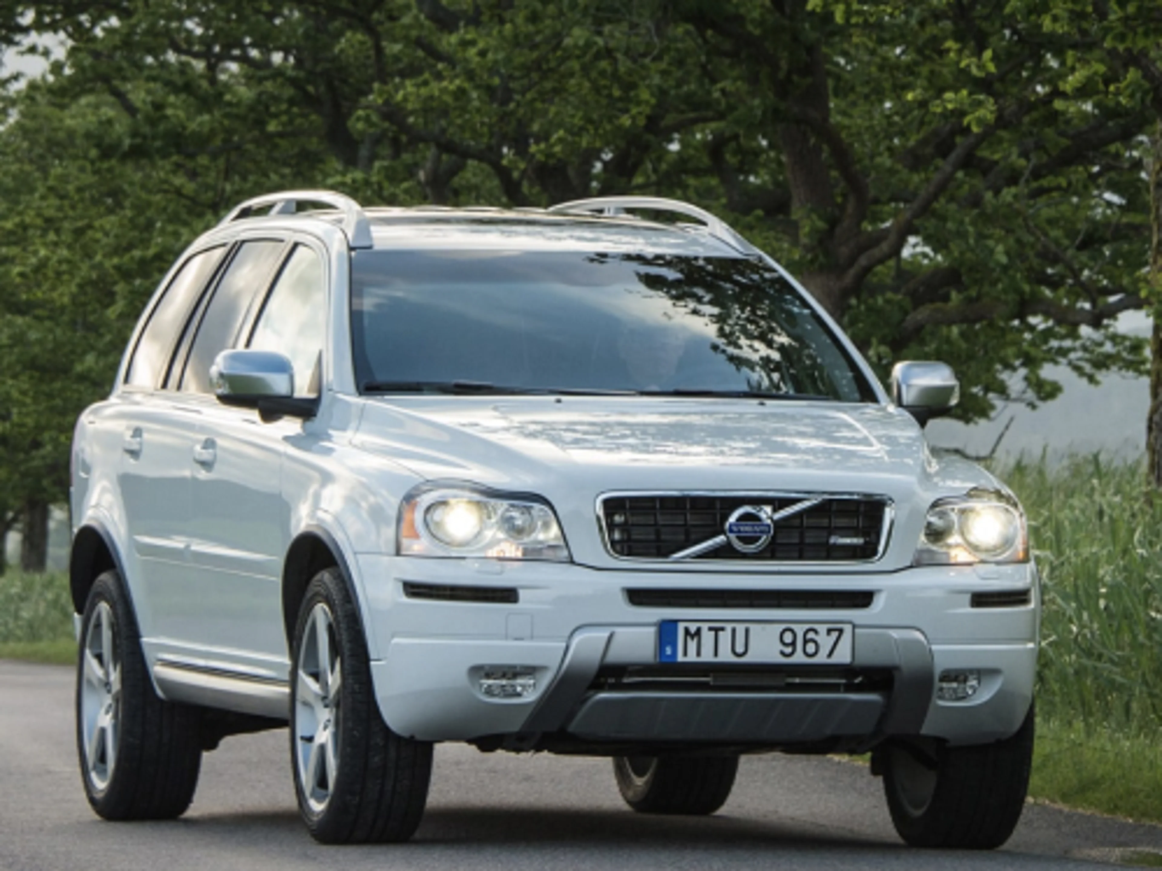 一辆灰色沃尔沃XC60在乡村道路上行驶。