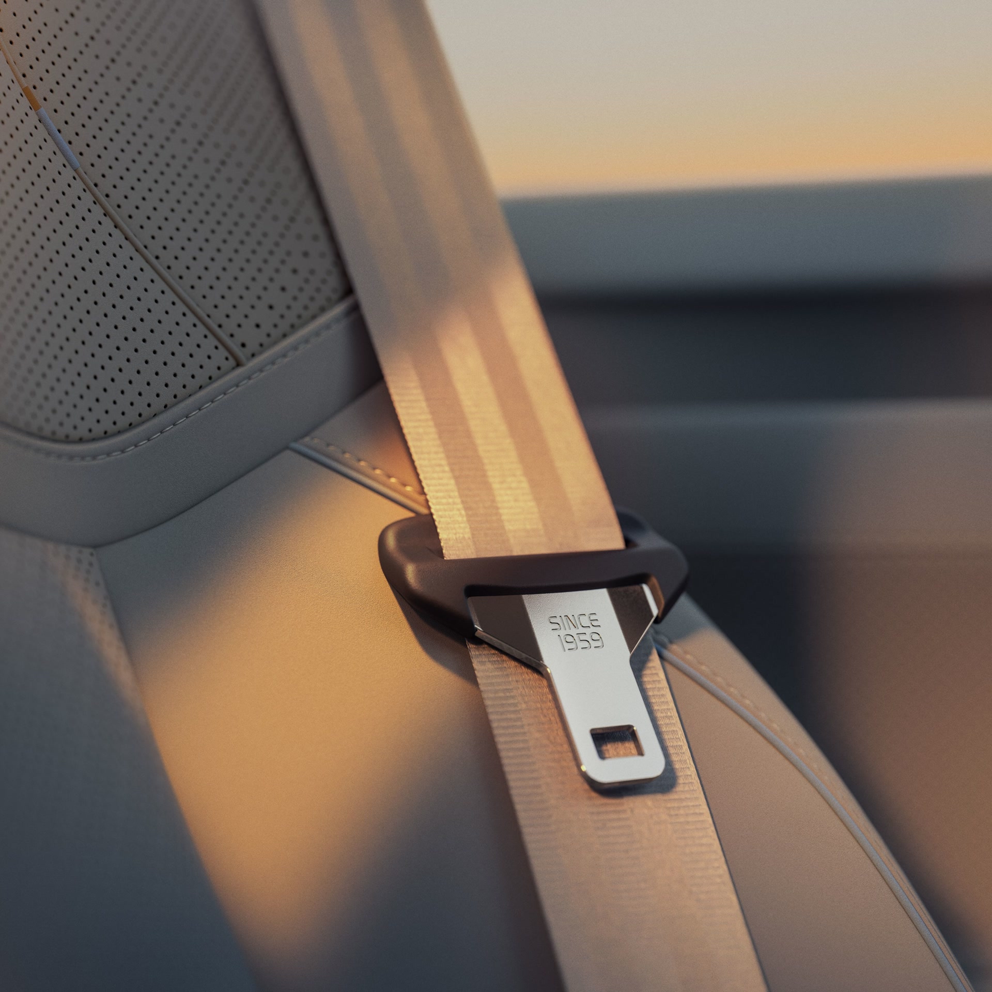 Volvo EX60安全带特写,内饰刻有“Multi-adaptive safety belt”字样。