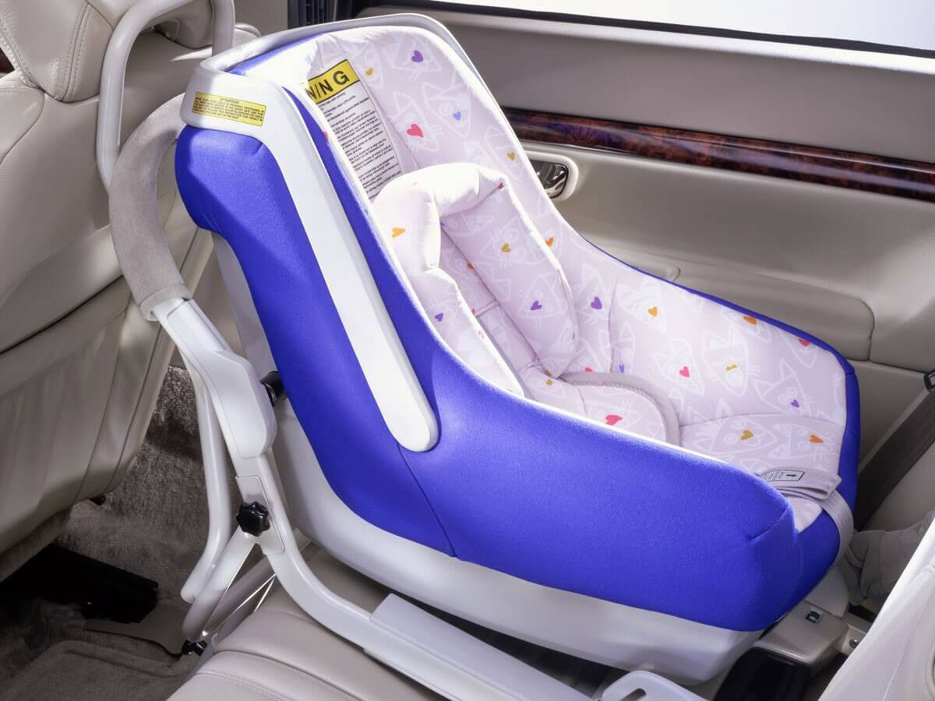 2000 年沃尔沃汽车推出了全球首款 ISOFIX 儿童座椅。