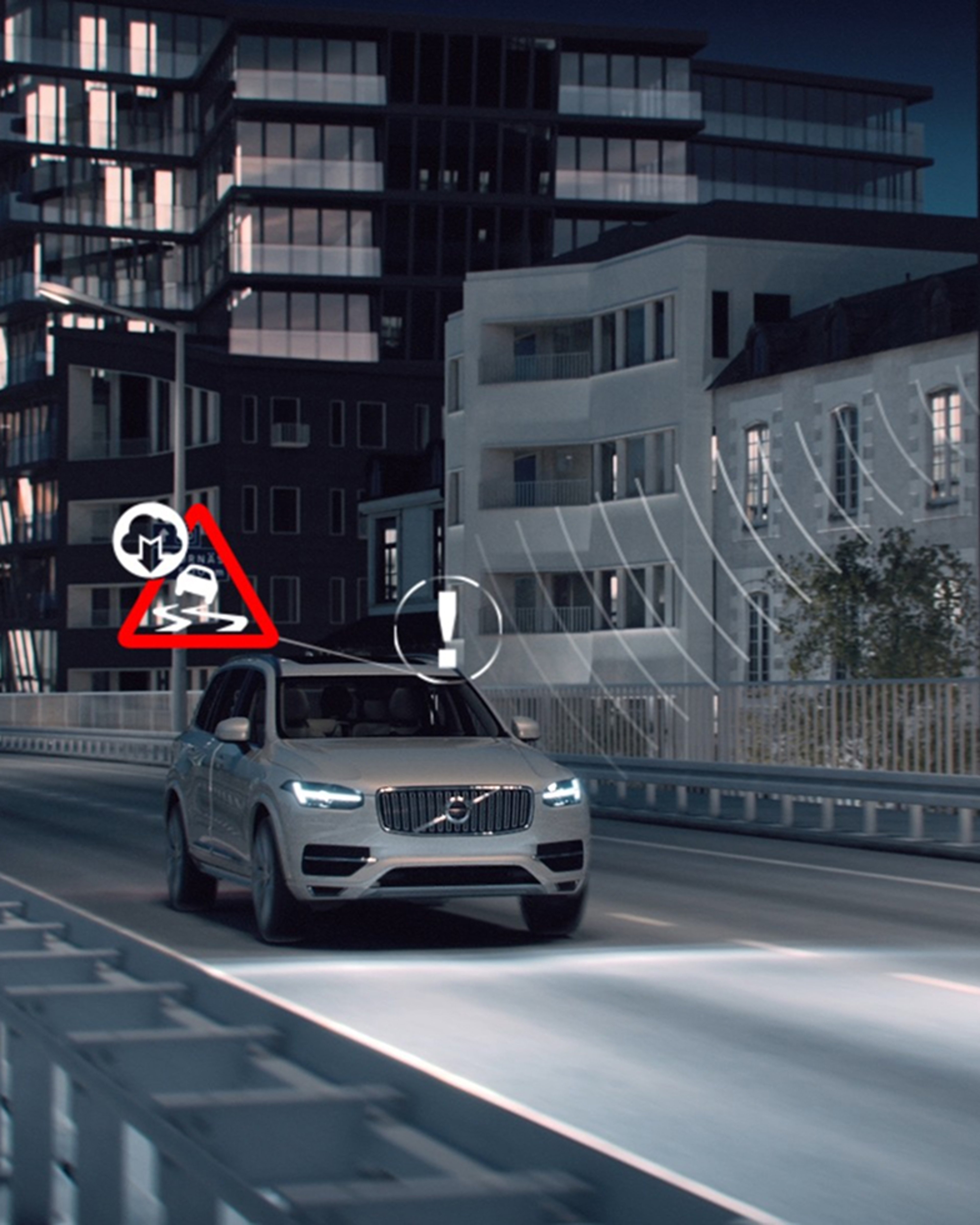 一辆银色沃尔沃 SUV 在夜间道路上行驶,车上方有发光的危险图标。汽车后面的背景是高楼大厦。