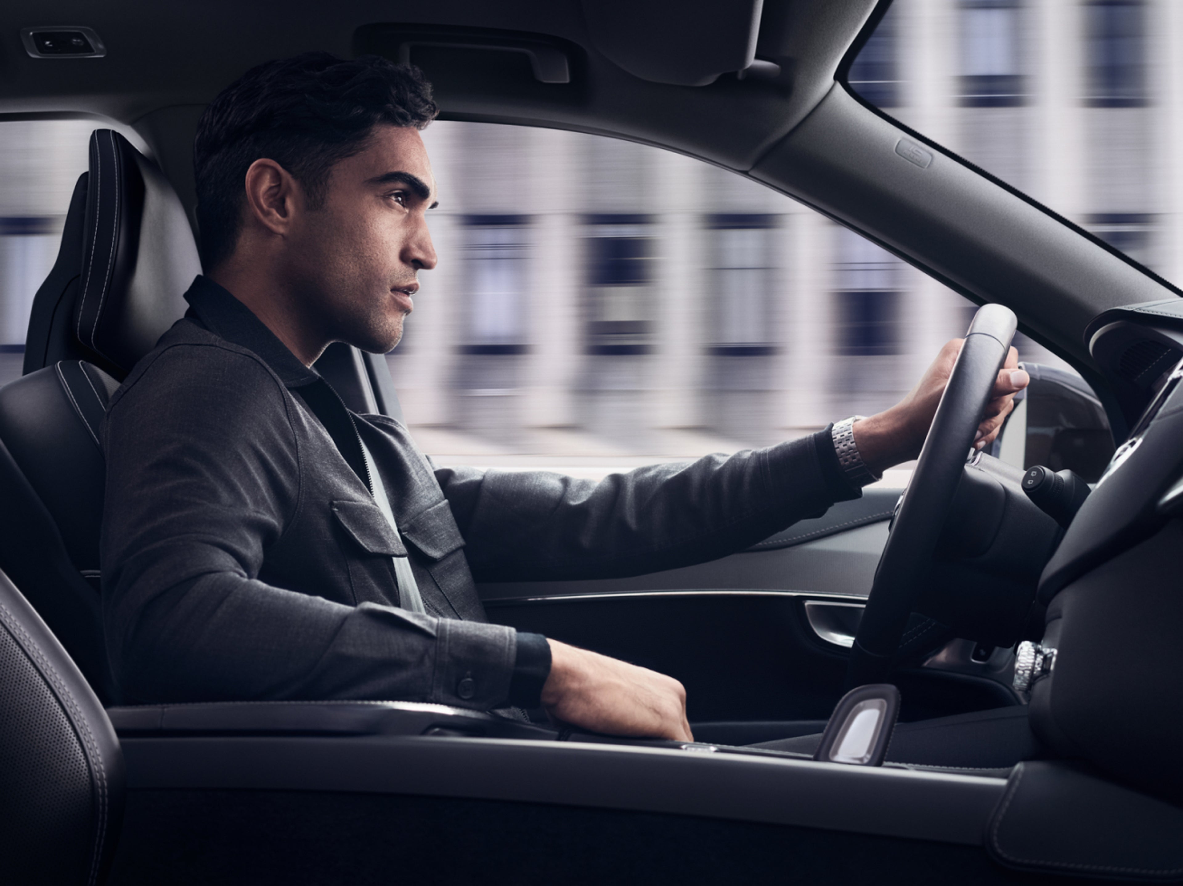 男士驾车直视前方。