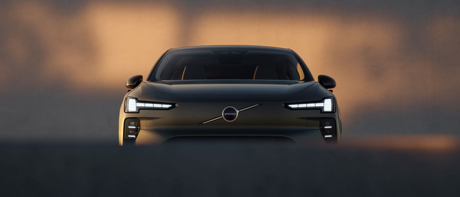 沃尔沃汽车在点亮的插座上充电的俯视图。