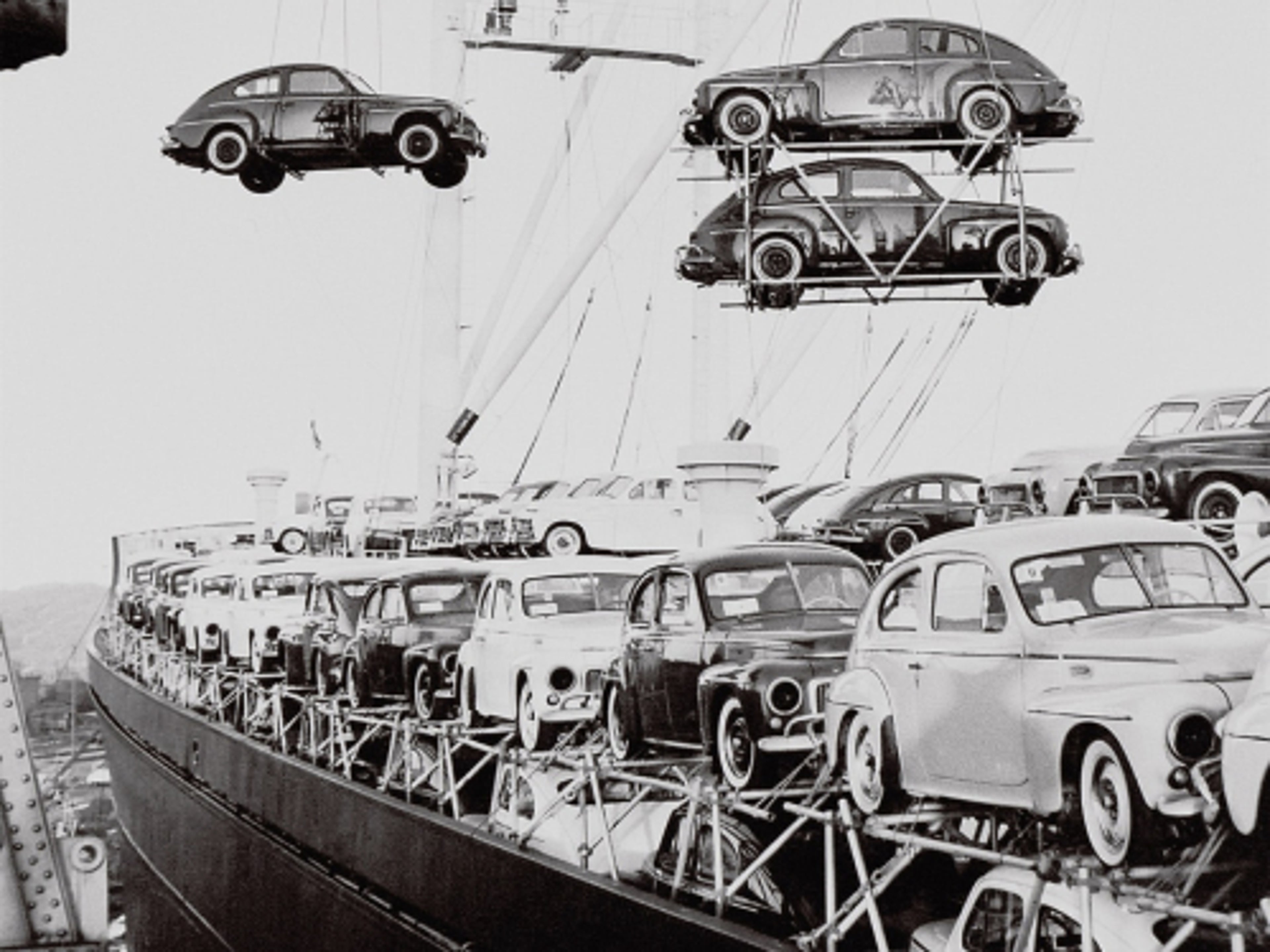 多辆PV 444汽车从货船上卸下。