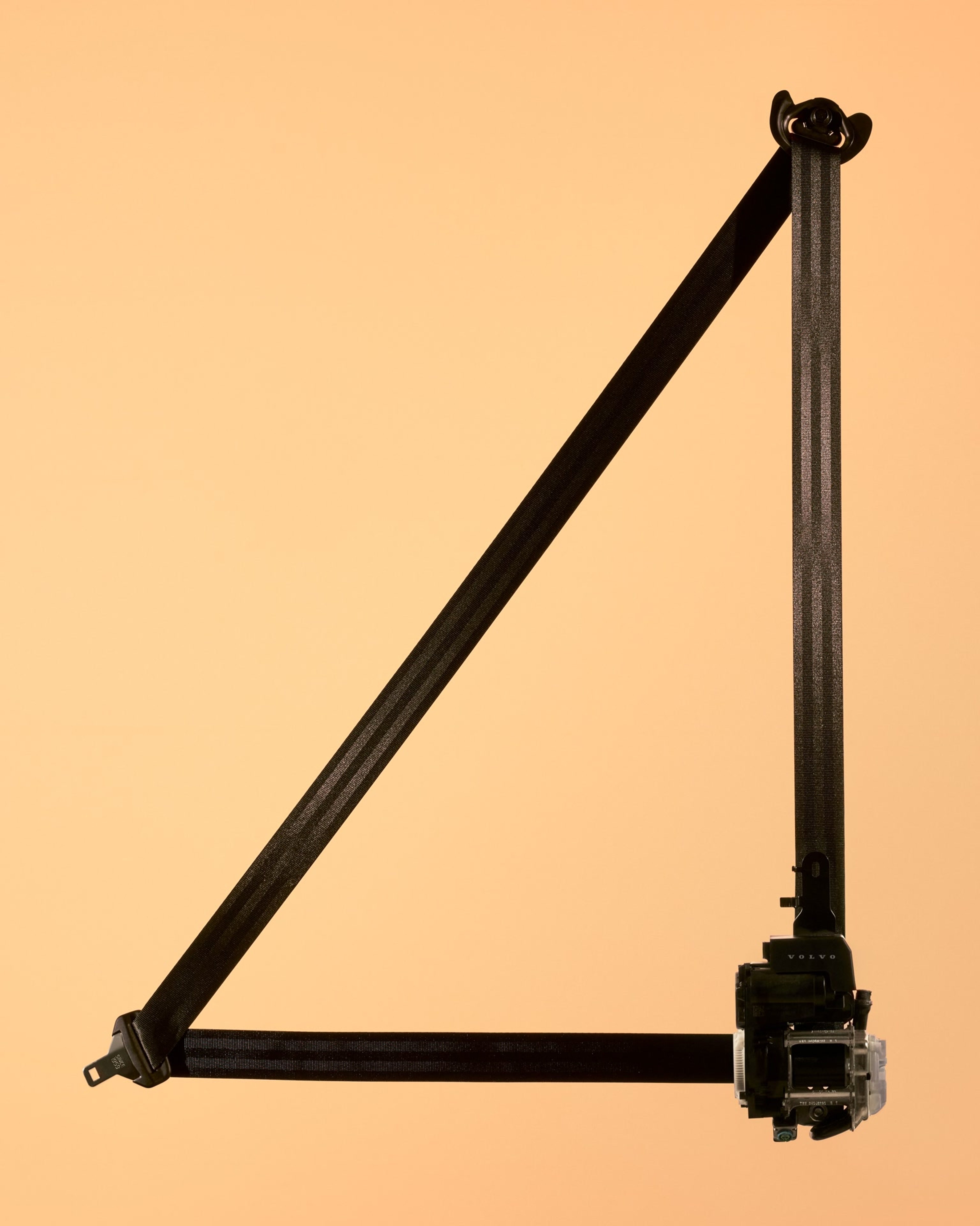 橙色背景下展示的多自适应安全带结构。