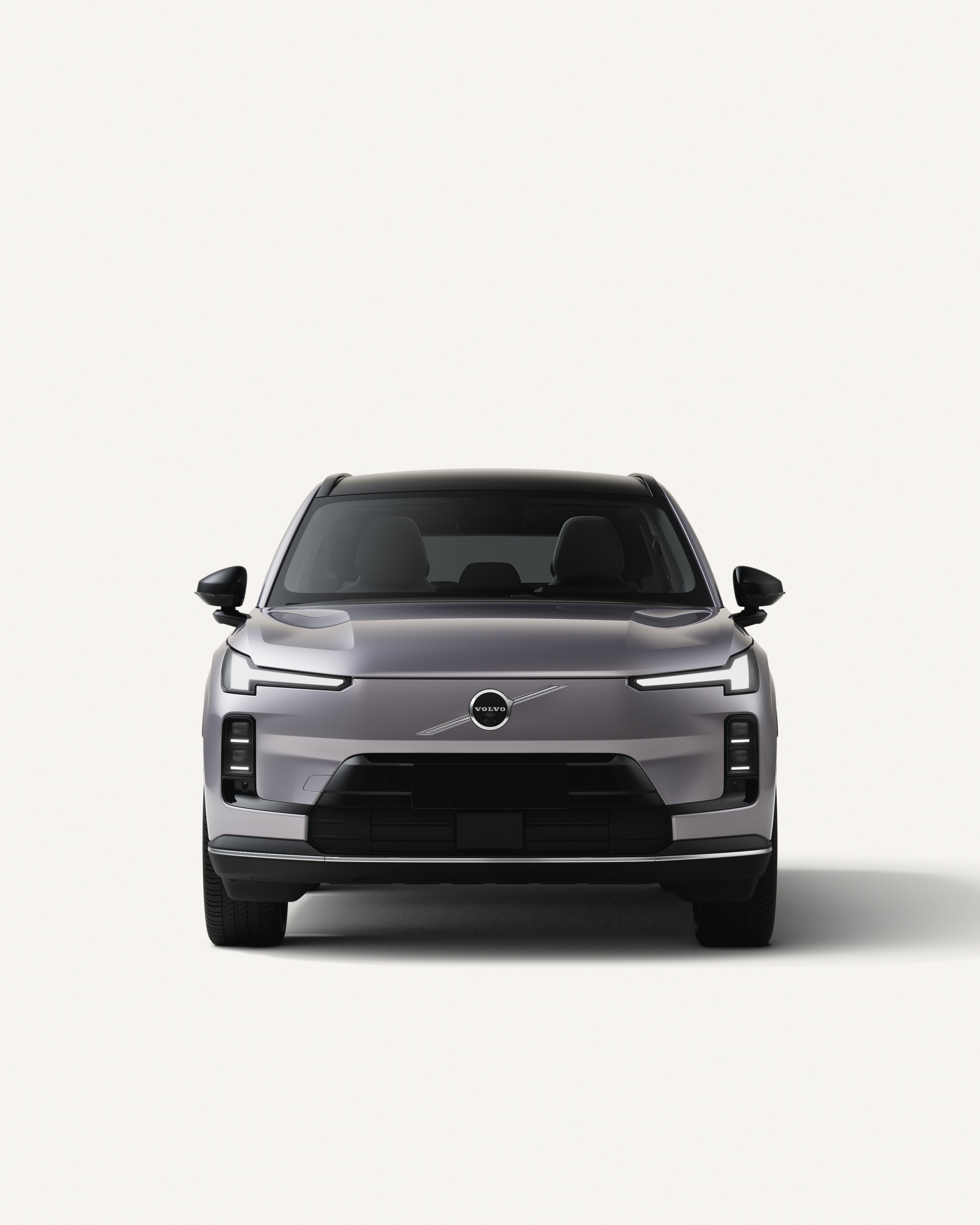 摄影棚内沃尔沃 XC70 豪华长续航混动 SUV 正视图。