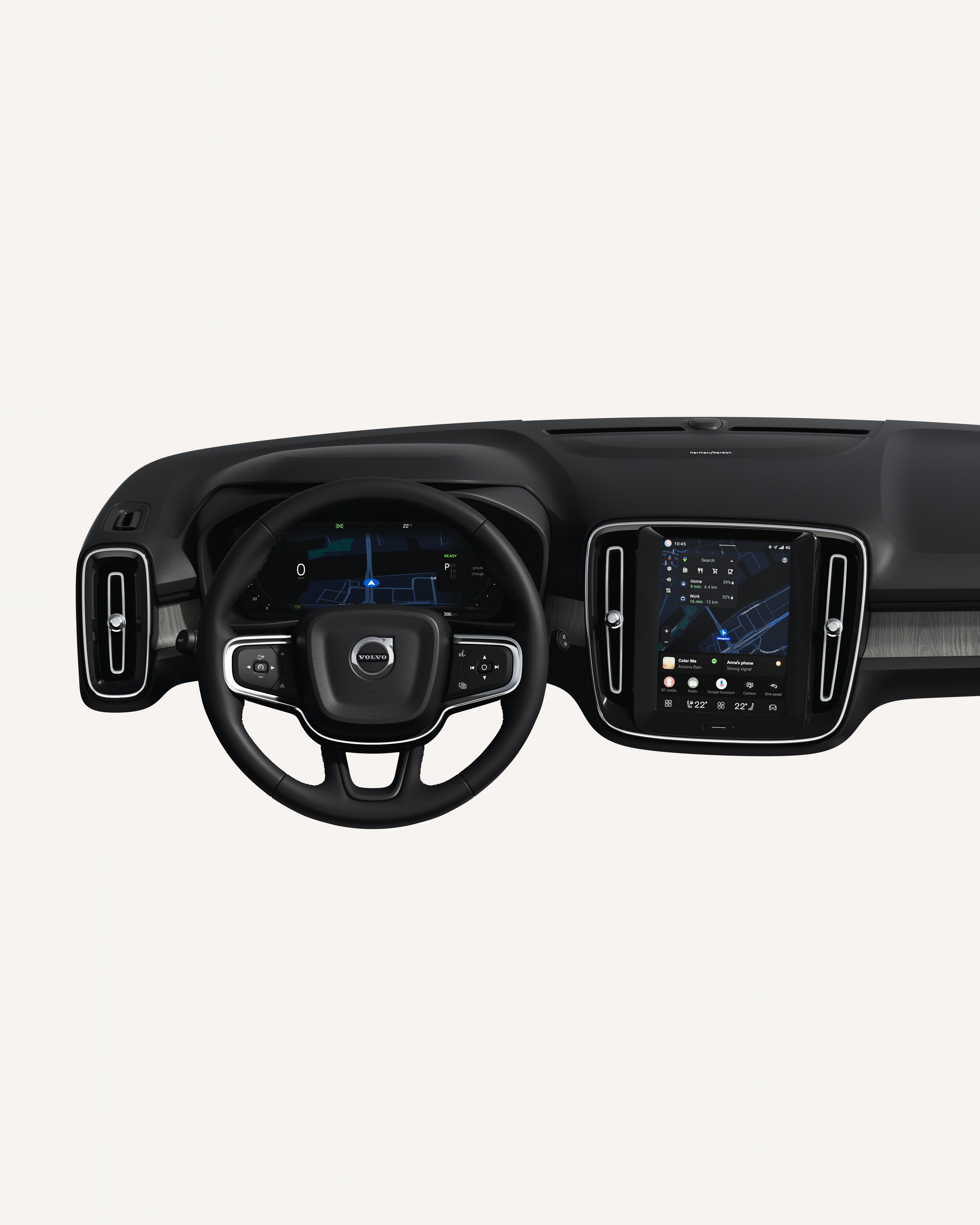 白色摄影棚内沃尔沃 XC40 仪表板的内部视图,包括方向盘和触摸屏。