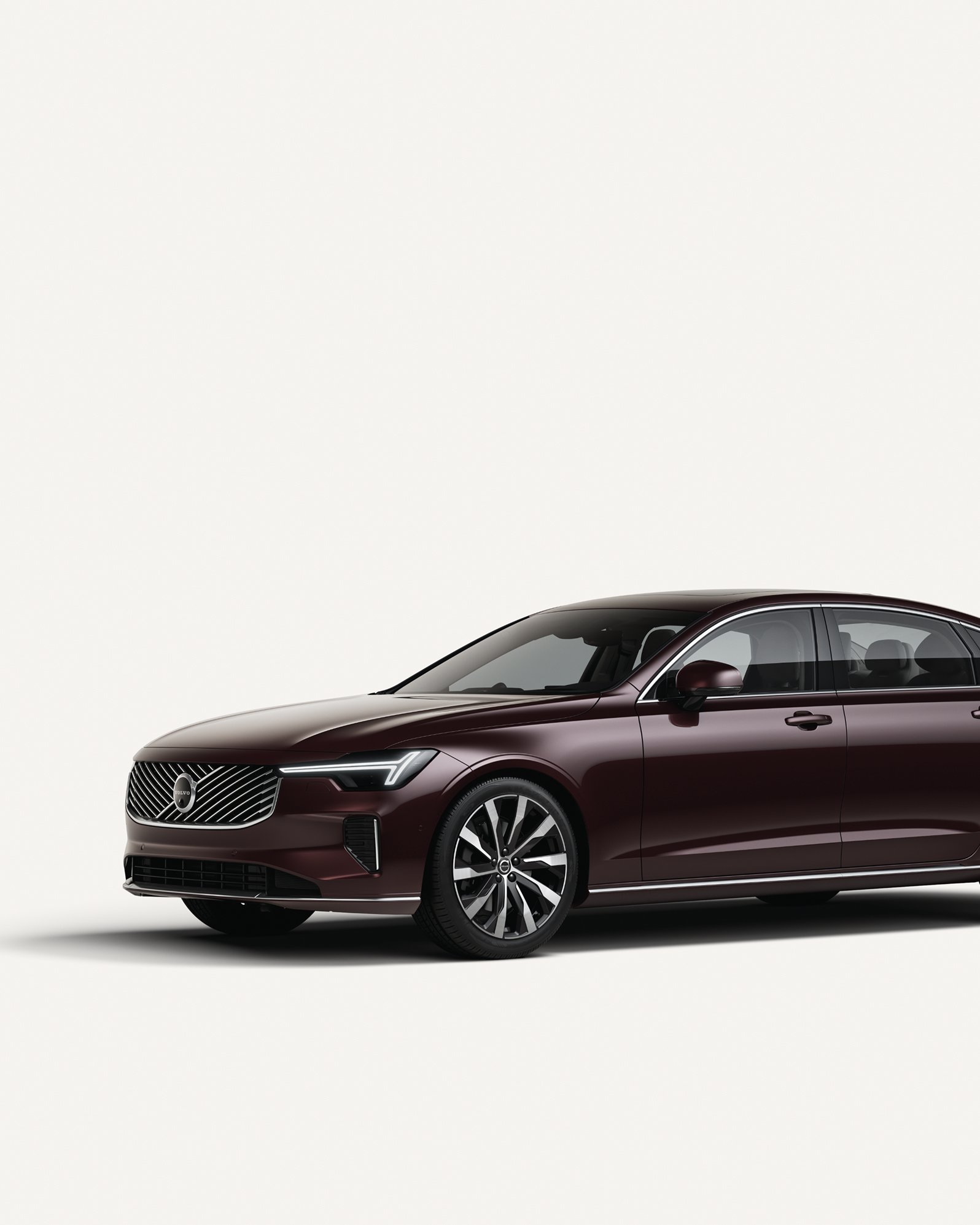 白色摄影棚内沃尔沃 S90 轻度混合动力车侧视图。