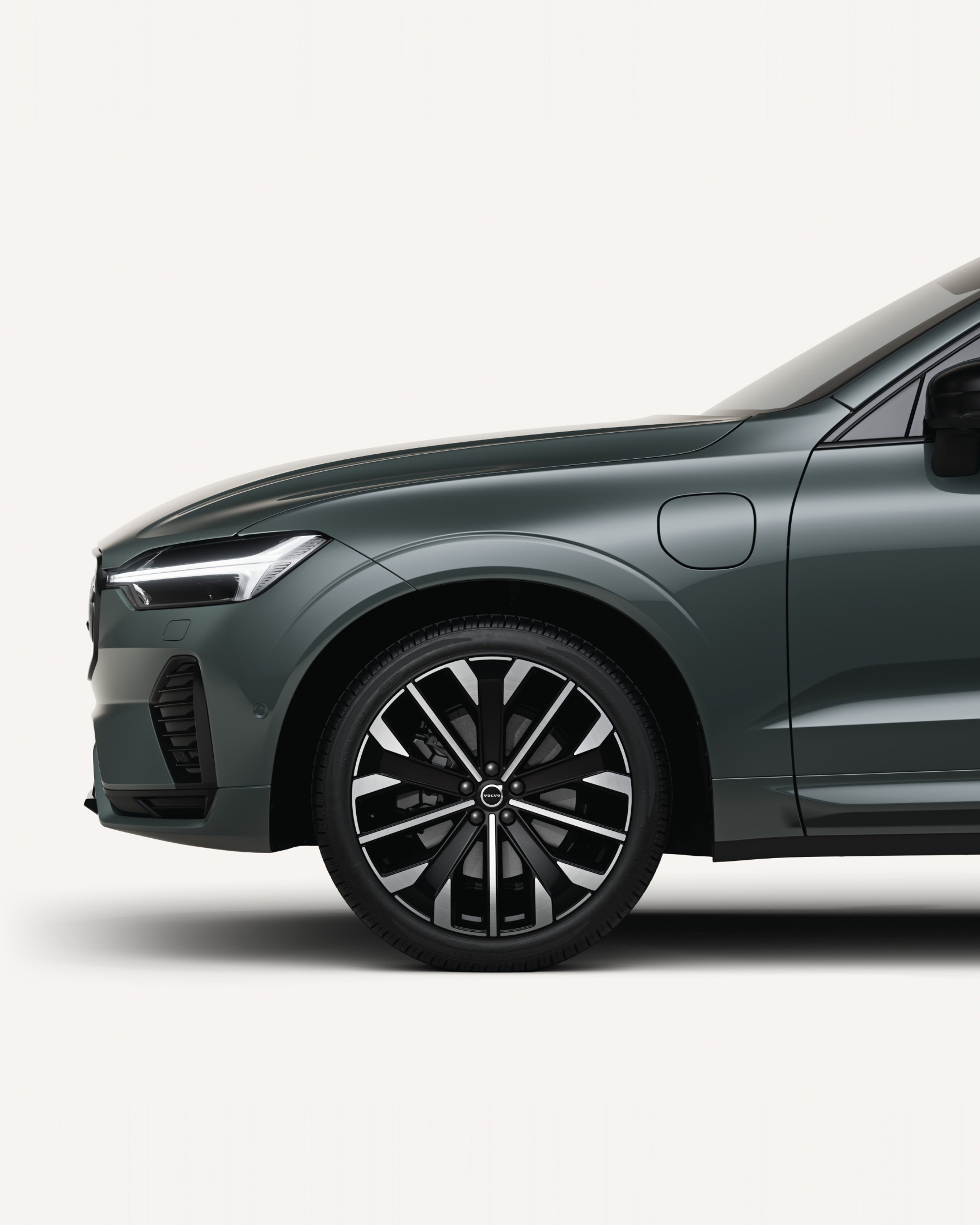 白色工作室内的沃尔沃全新 XC60 插电式混合动力中型 SUV 前半部分车身。