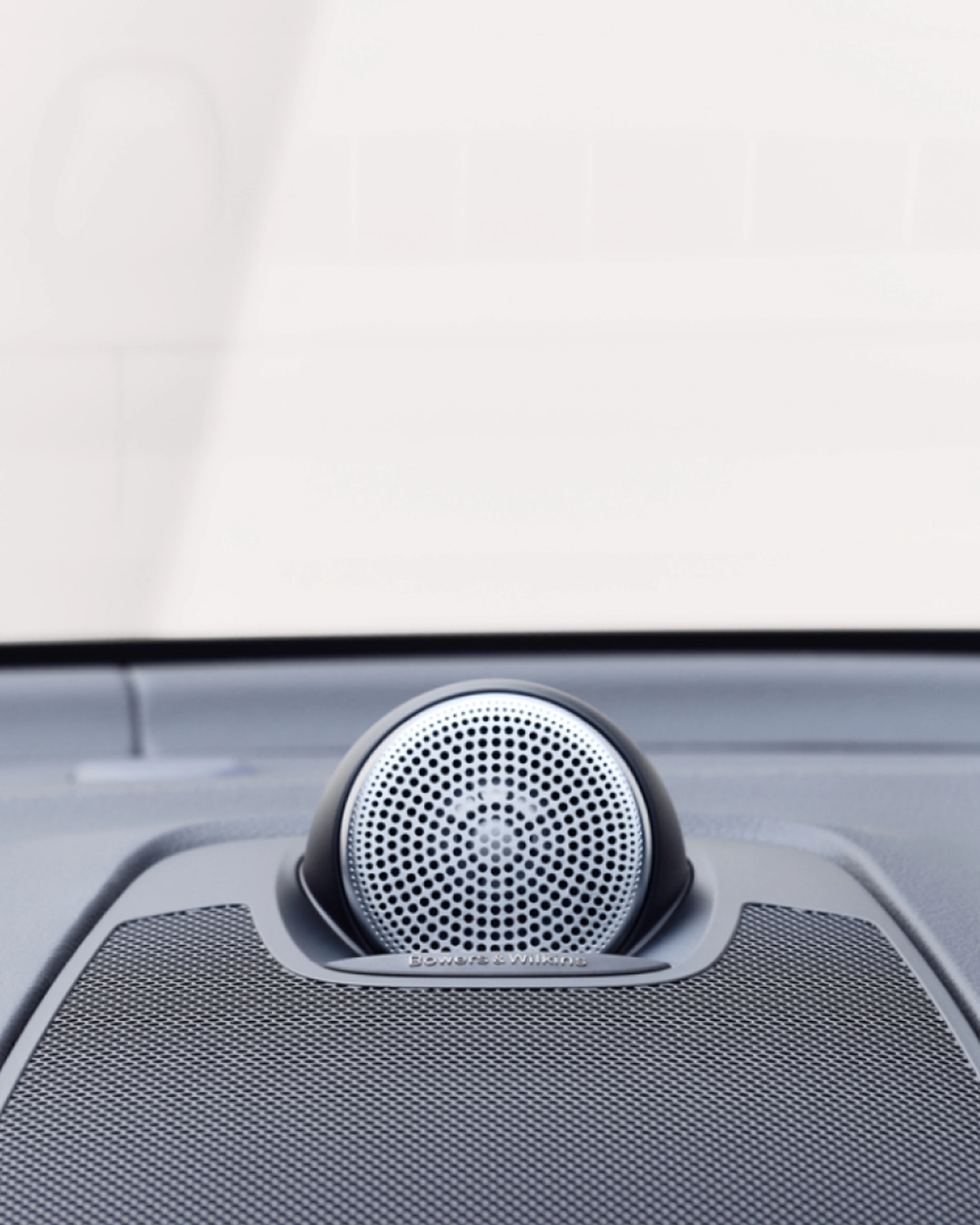 沃尔沃 XC60 插电式混合动力车型内置 Bowers&Wilkins® 殿堂级音响系统。