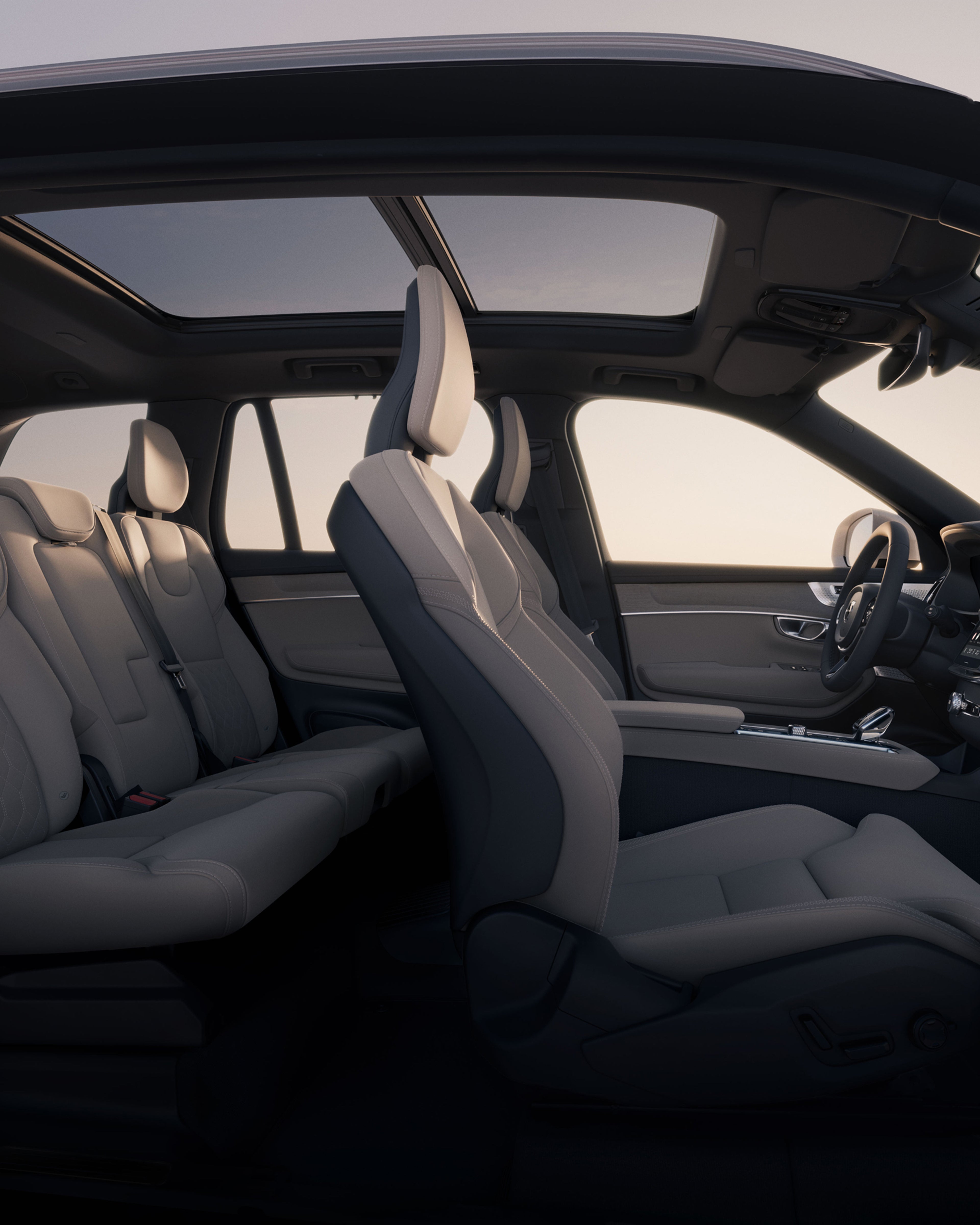 沃尔沃 XC90 宽敞的内部空间和全景天窗的开放侧视图。