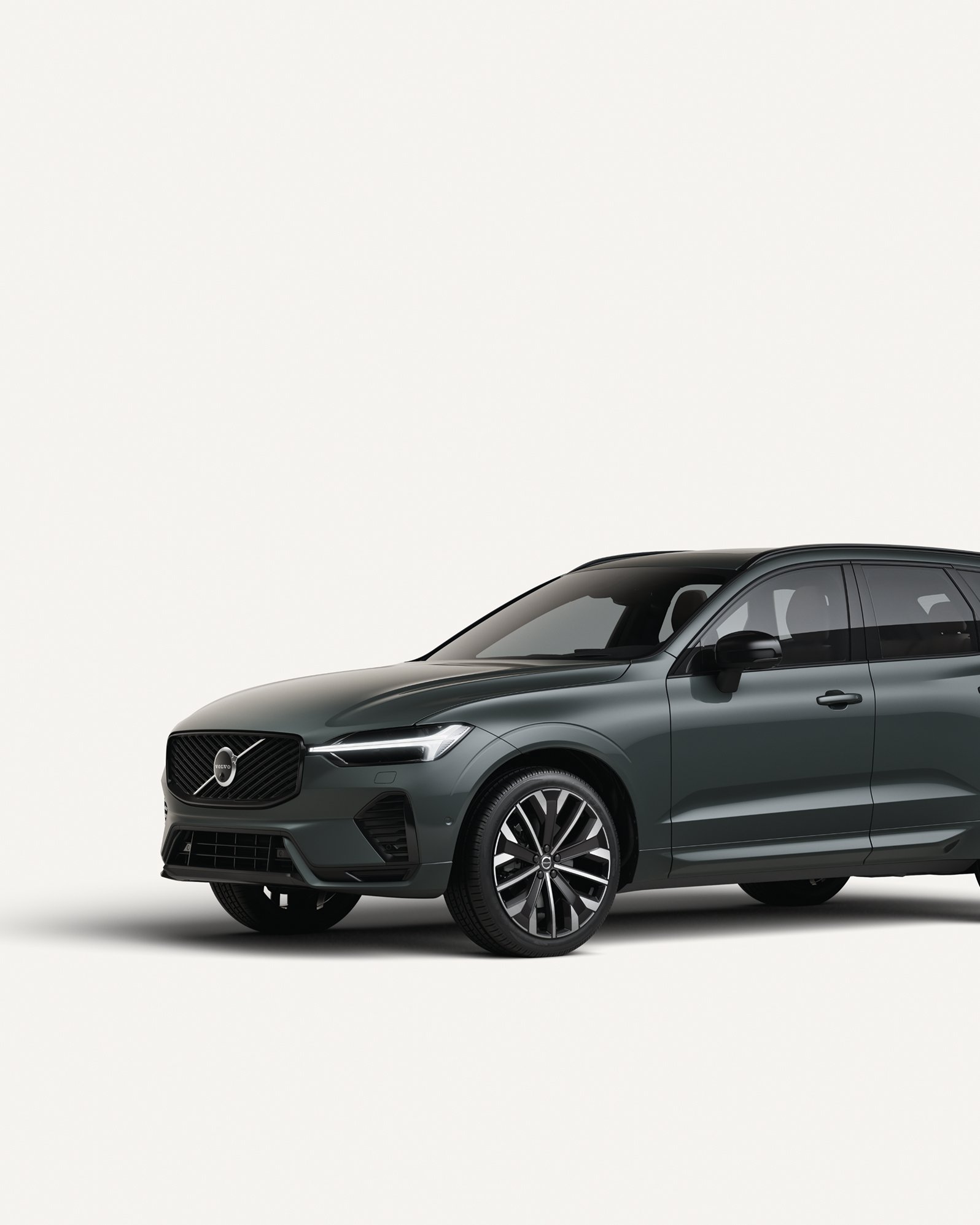 沃尔沃全新 XC60 轻度混合动力中型 SUV 停在白色工作室内。