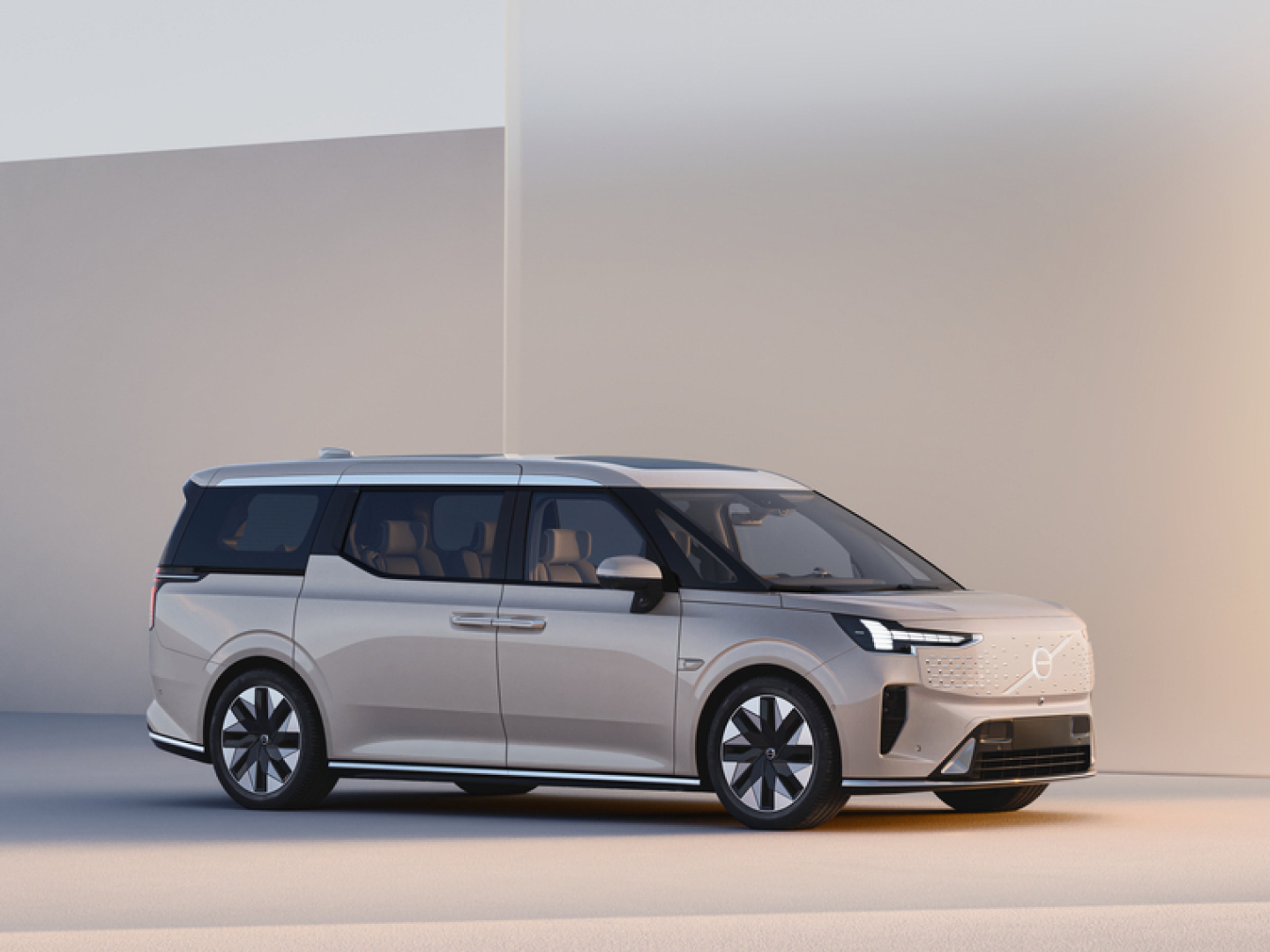 抽象中性色环境中的沃尔沃 EM90。