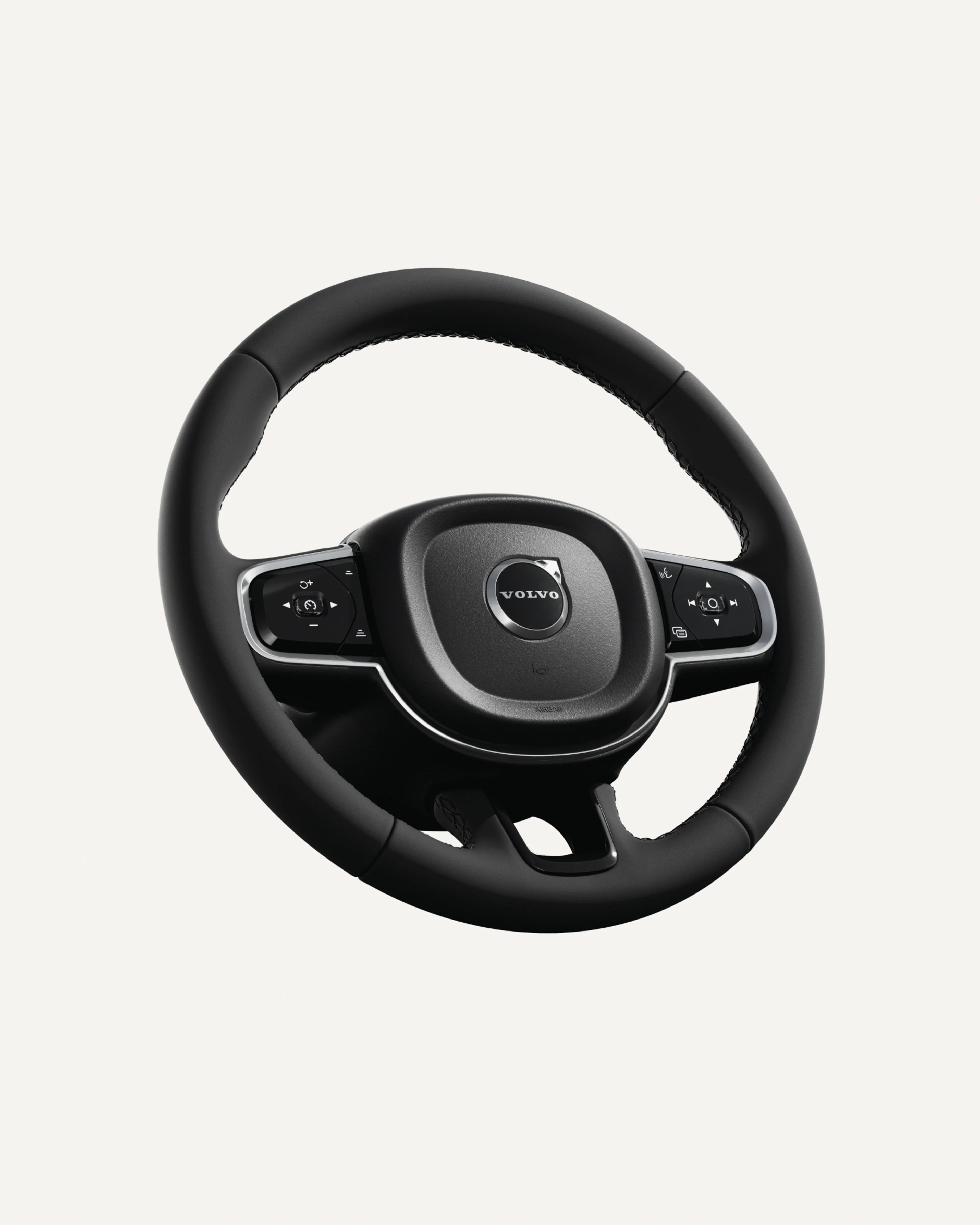 沃尔沃全新 XC60 方向盘特写,突显其集成控件装置。