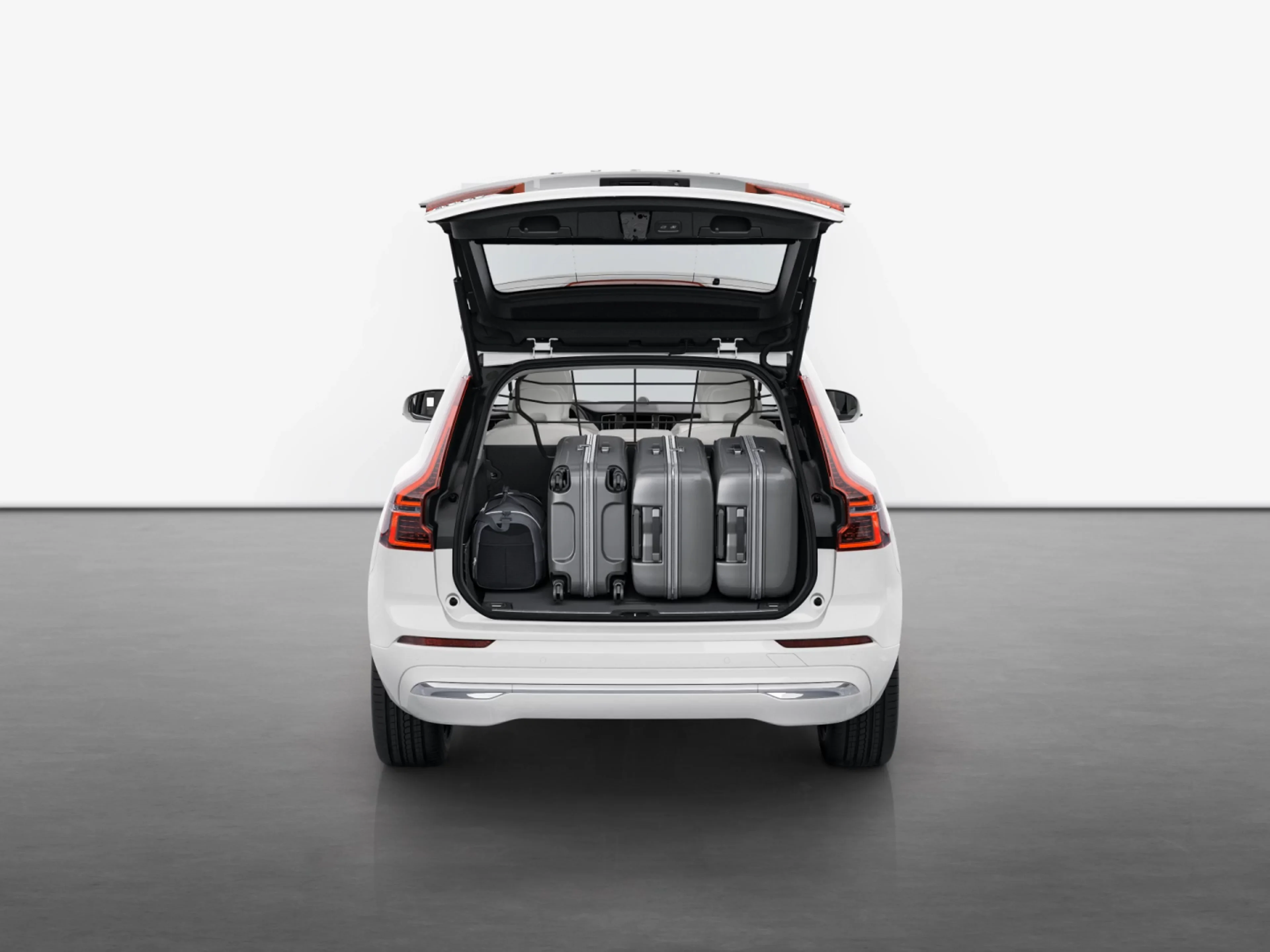 沃尔沃 XC60 打开后备厢视图,展示其可容纳的行李箱数量。