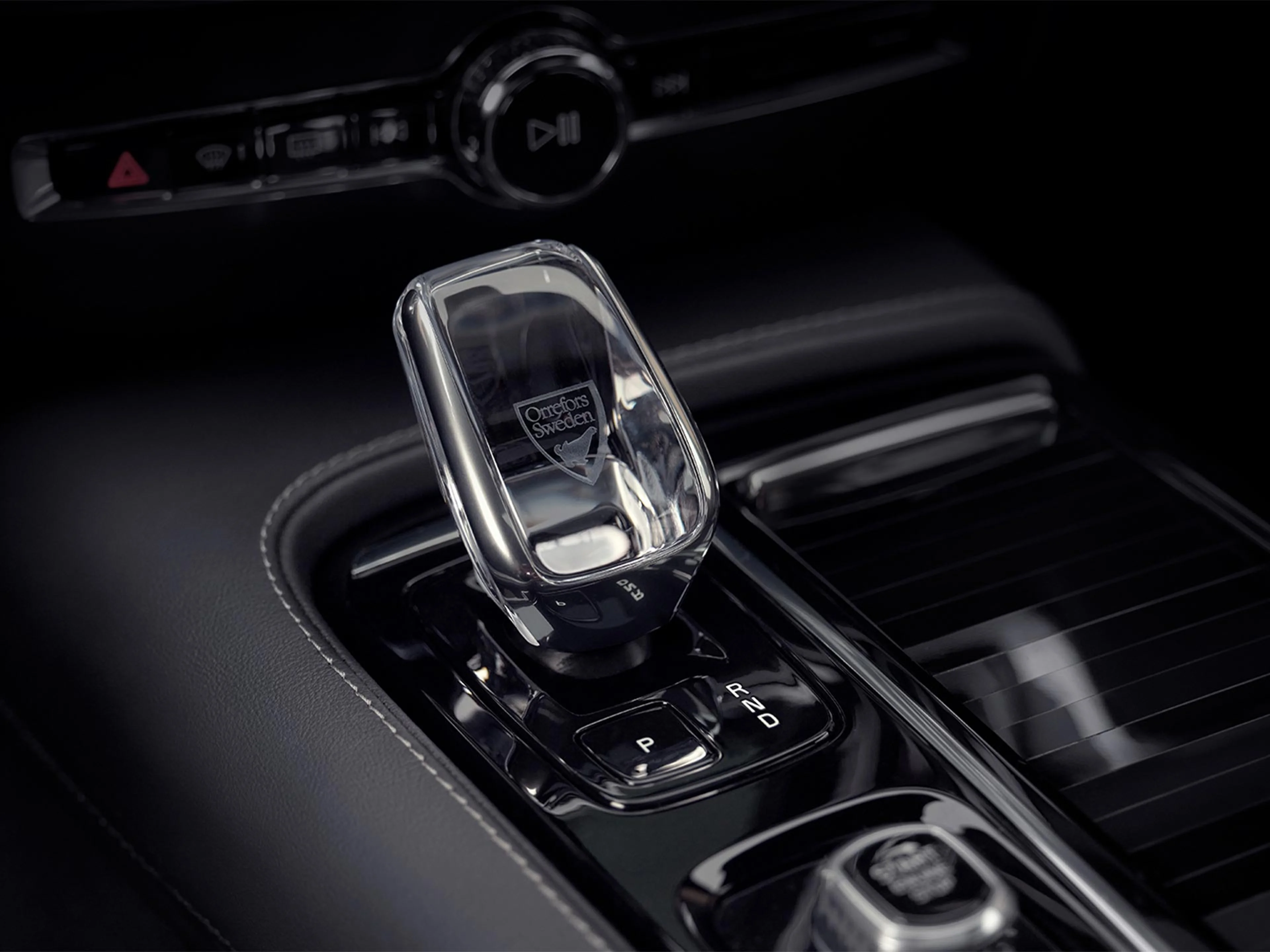 沃尔沃 S90 插电式混合动力车型内水晶换挡杆采用 Orrefors® 纯正瑞典水晶制作而成。