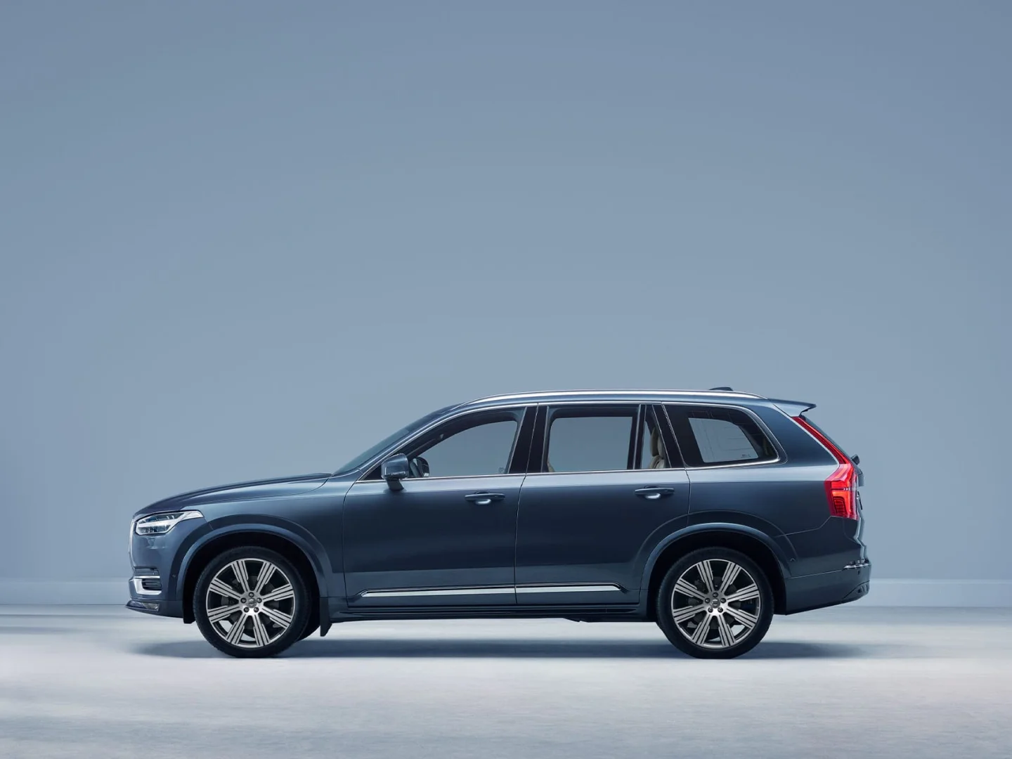沃尔沃 XC90 SUV 侧面轮廓。