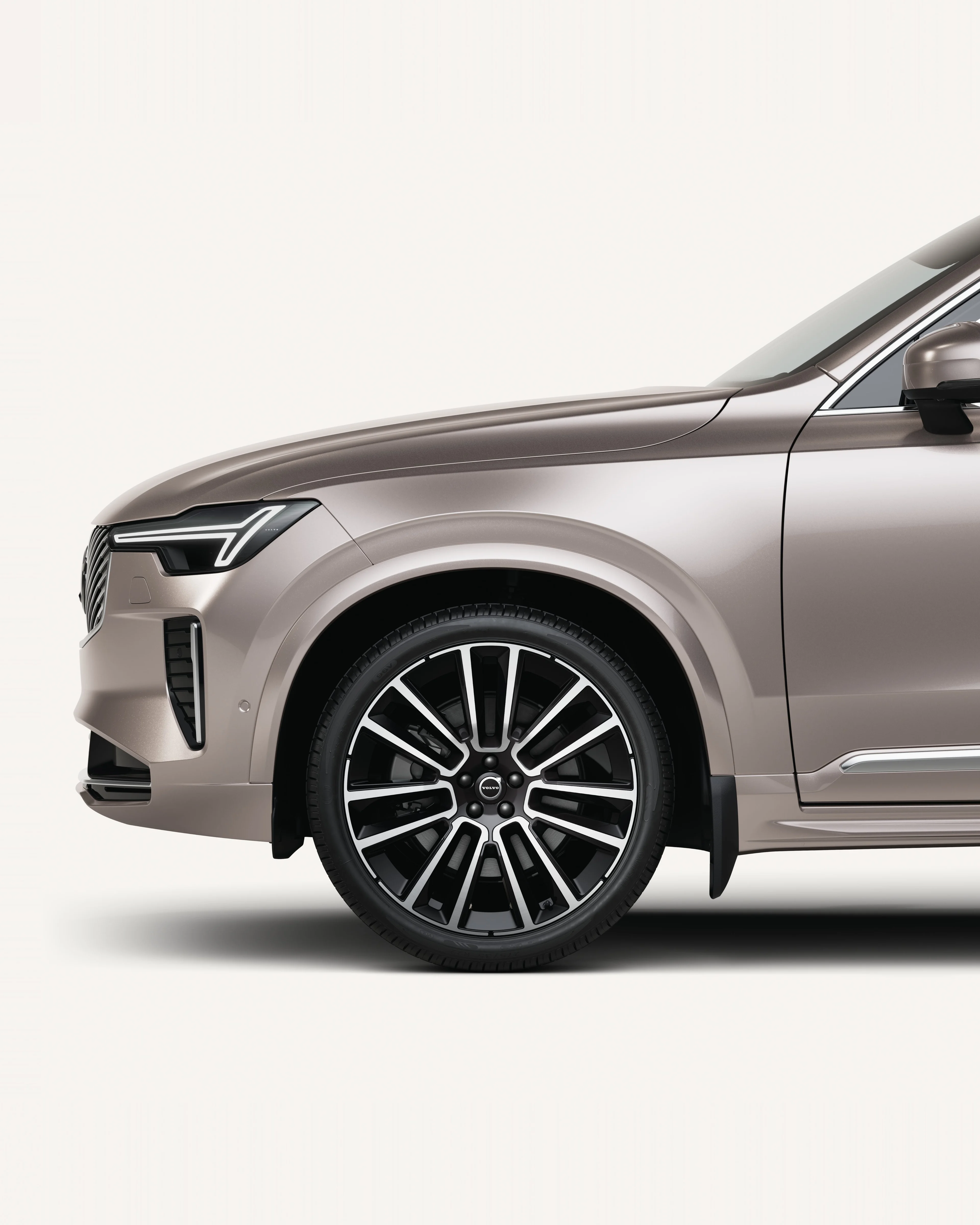 白色工作室环境中沃尔沃 XC90 的前半部分。