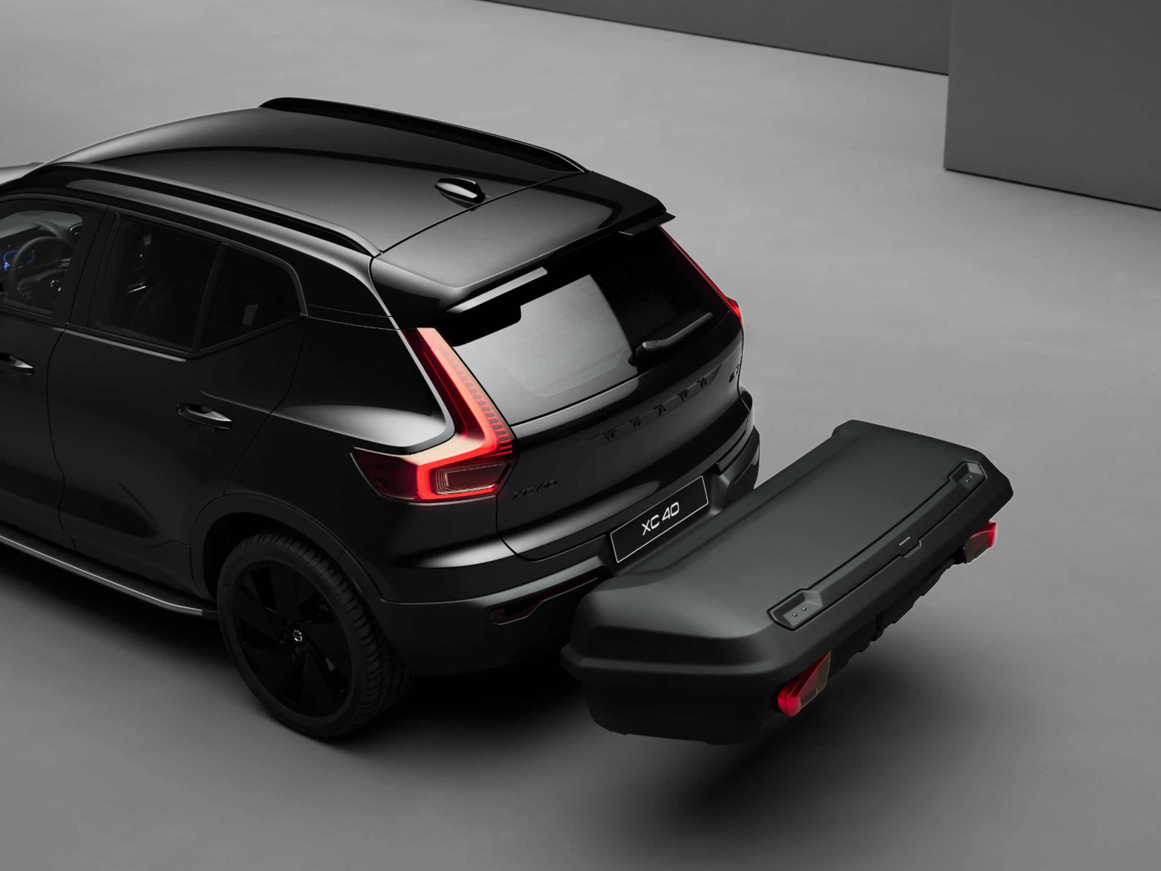 已安装附件的沃尔沃纯电 XC40 极夜黑配置。