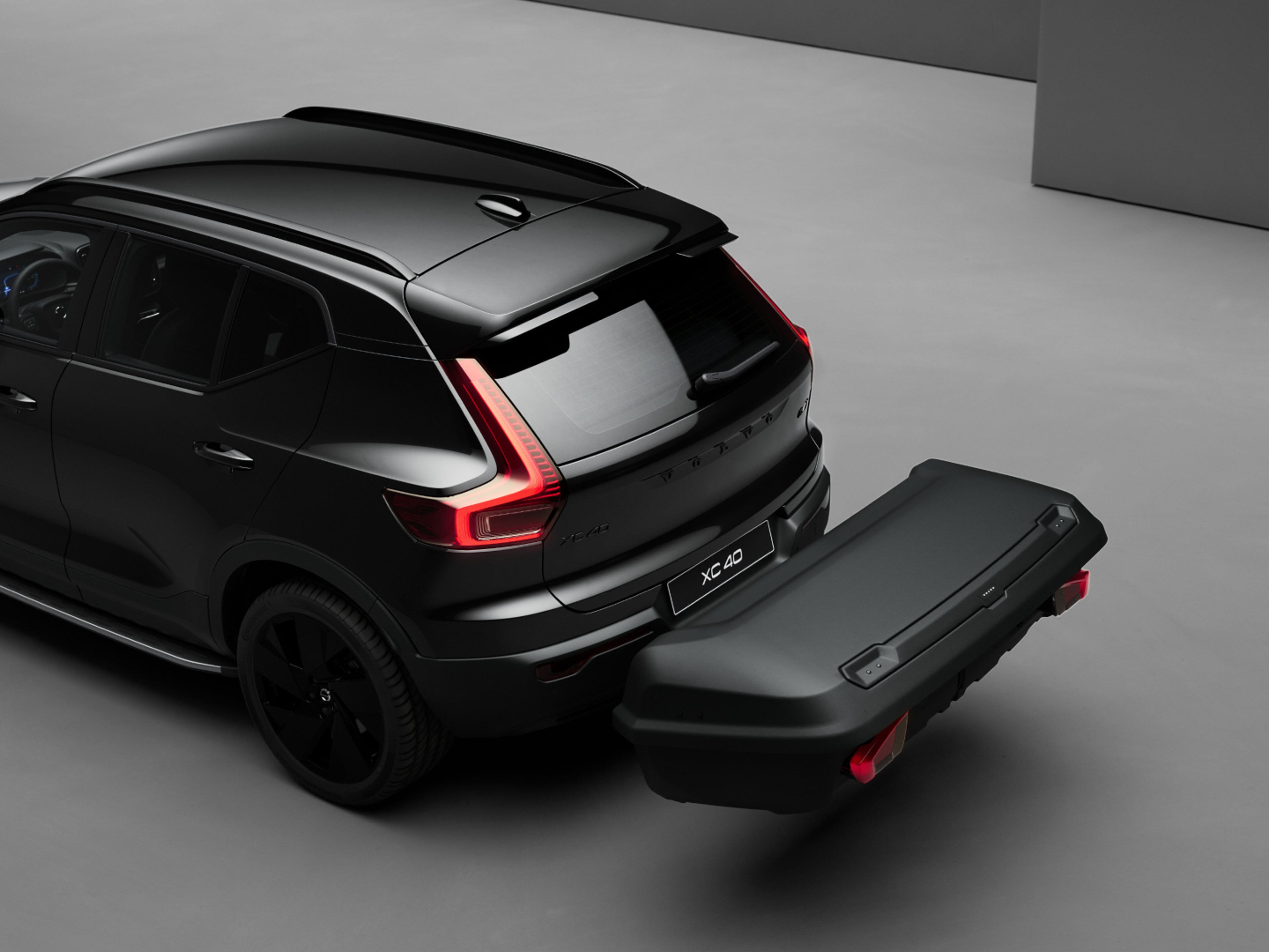 已安装附件的沃尔沃纯电 XC40 极夜黑配置。