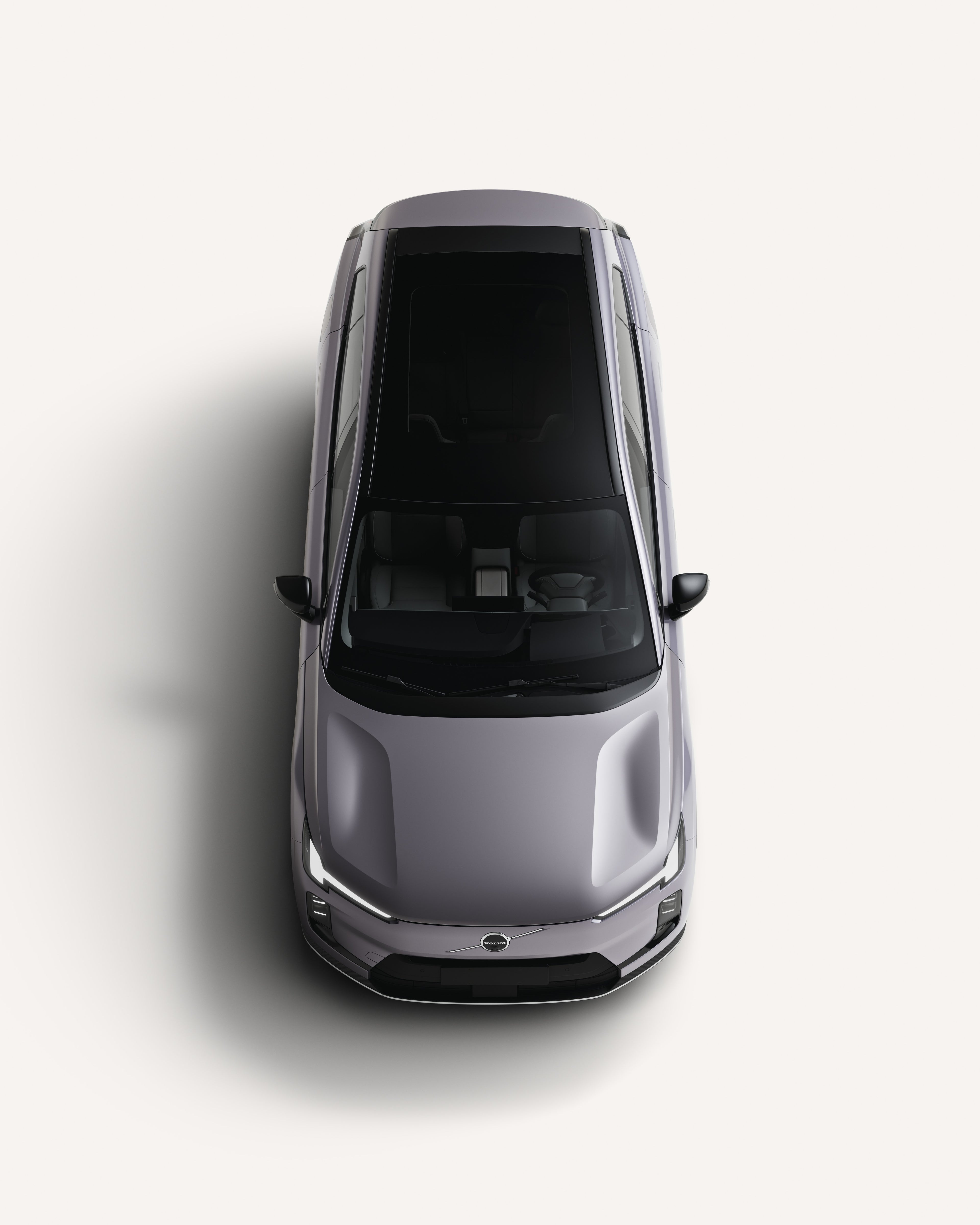 摄影棚内沃尔沃 XC70 俯视图,展示全景玻璃车顶。