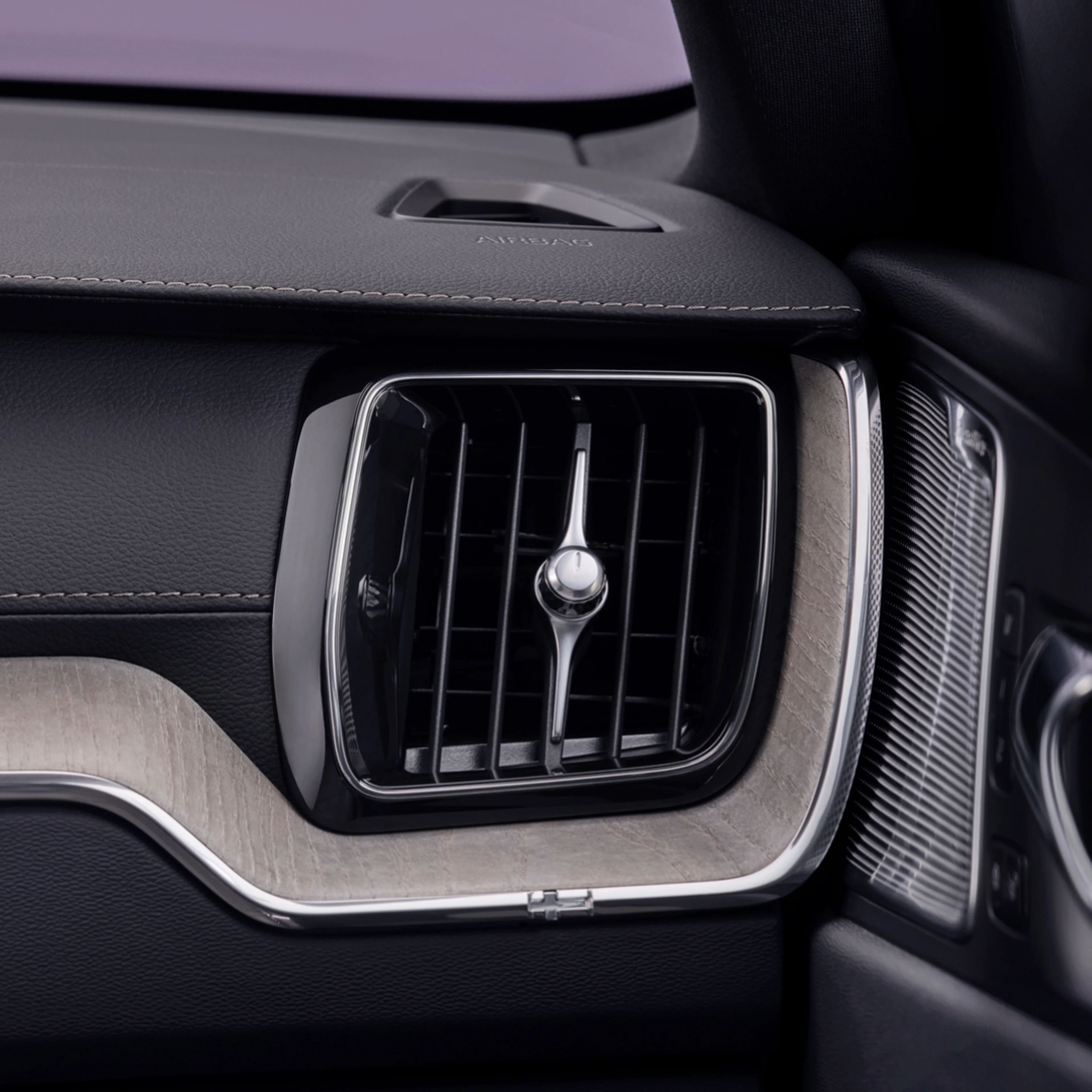 沃尔沃 XC60 插电式混合动力车型搭载先进空气净化系统,为您和乘员带来更优质、更健康的空气质量。
