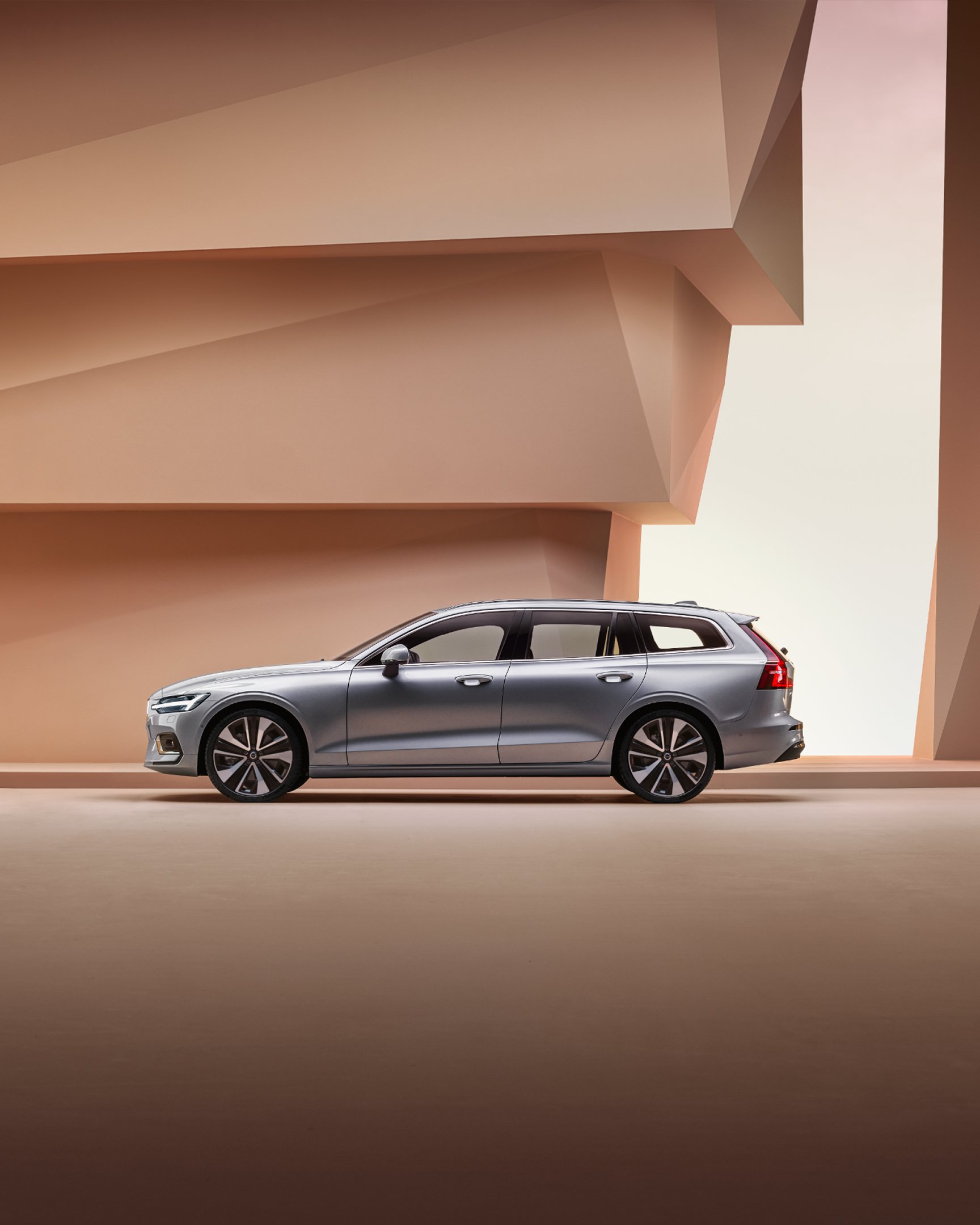 V60 轻度混合动力车的侧视图