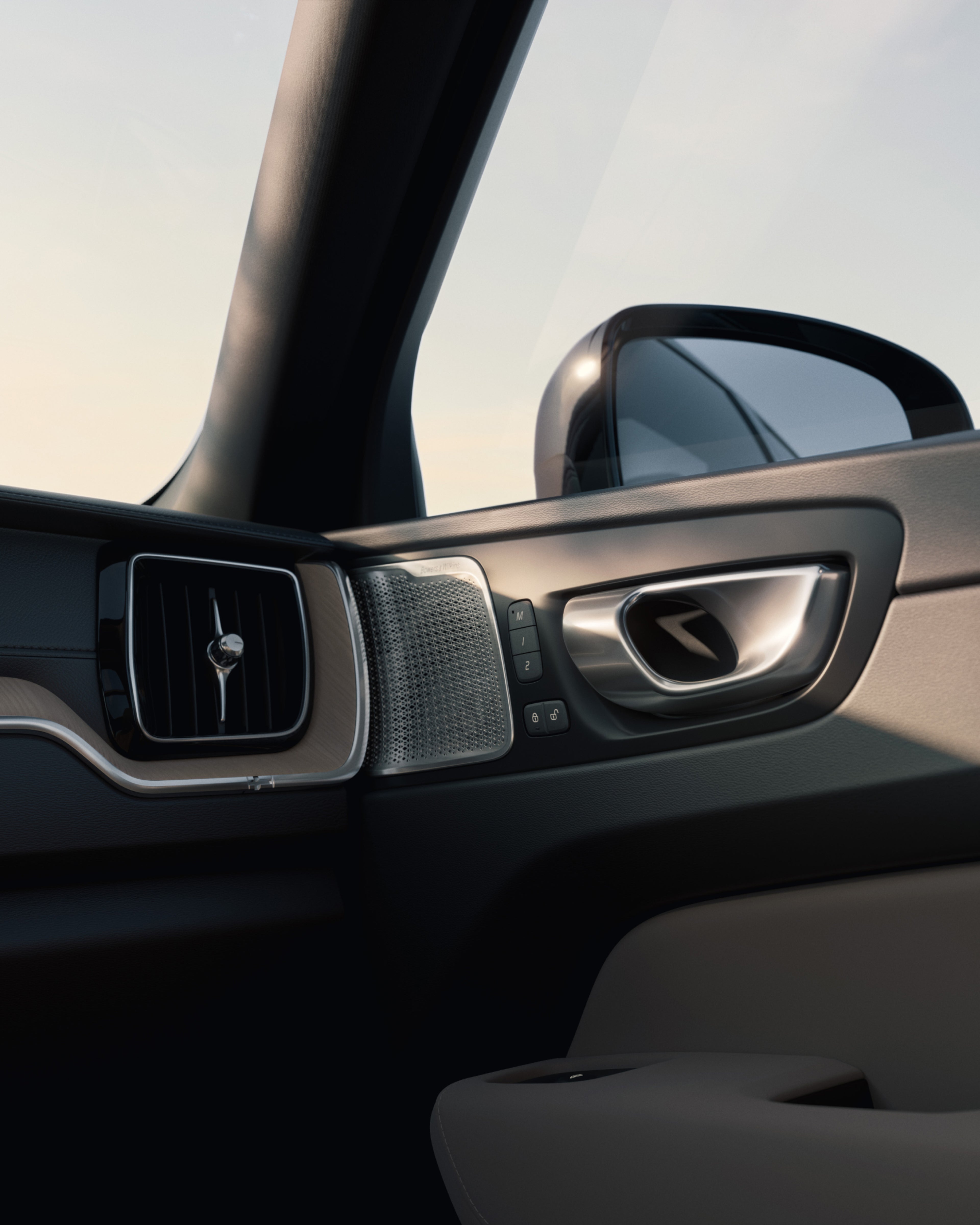 沃尔沃全新 XC60 内饰细节特写,突出带有金属格栅的 Bowers & Wilkins®殿堂级音响系统,杜比剧院式环绕扬声器。