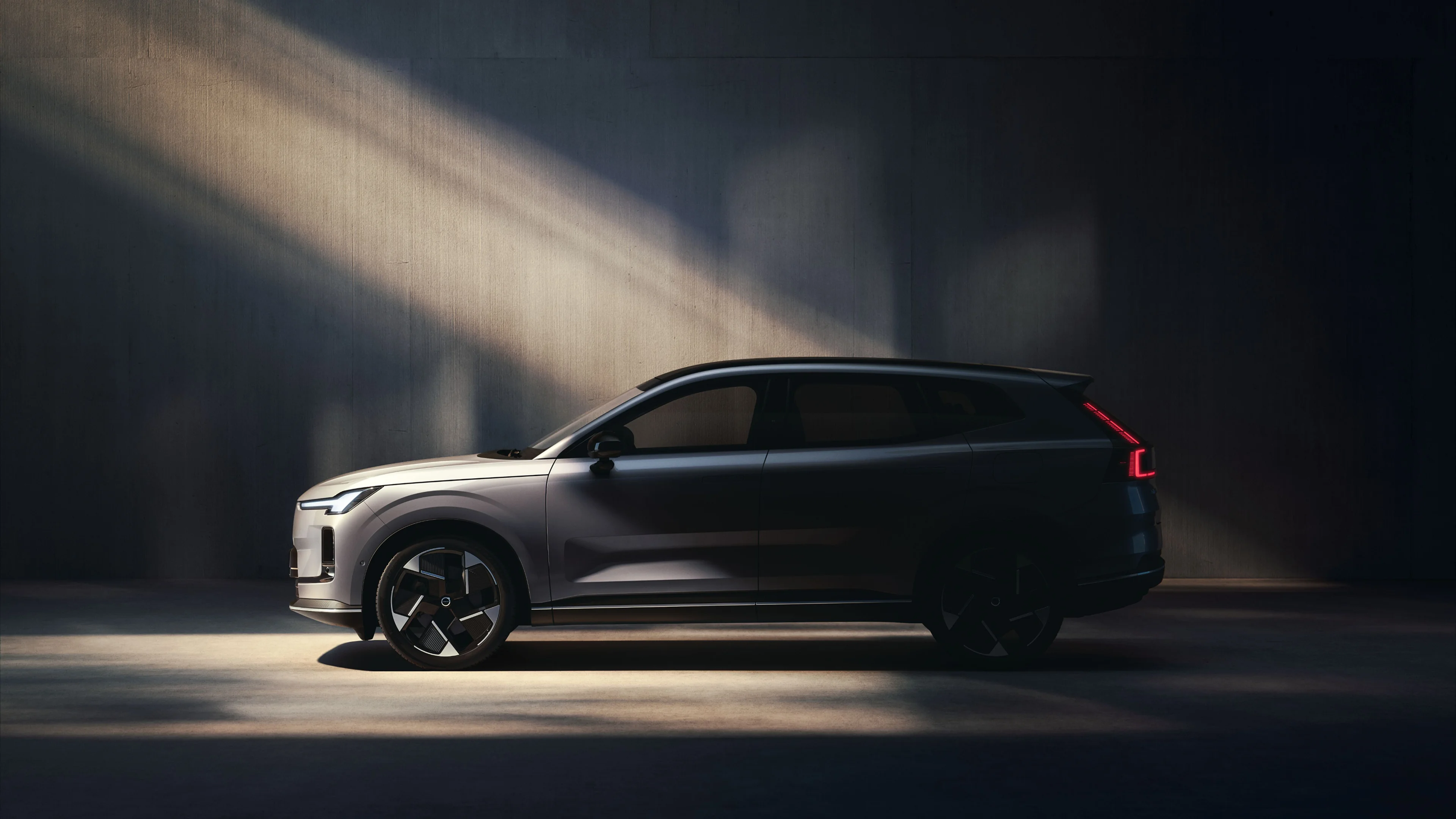沃尔沃 XC70 大灯亮起的左侧视图。