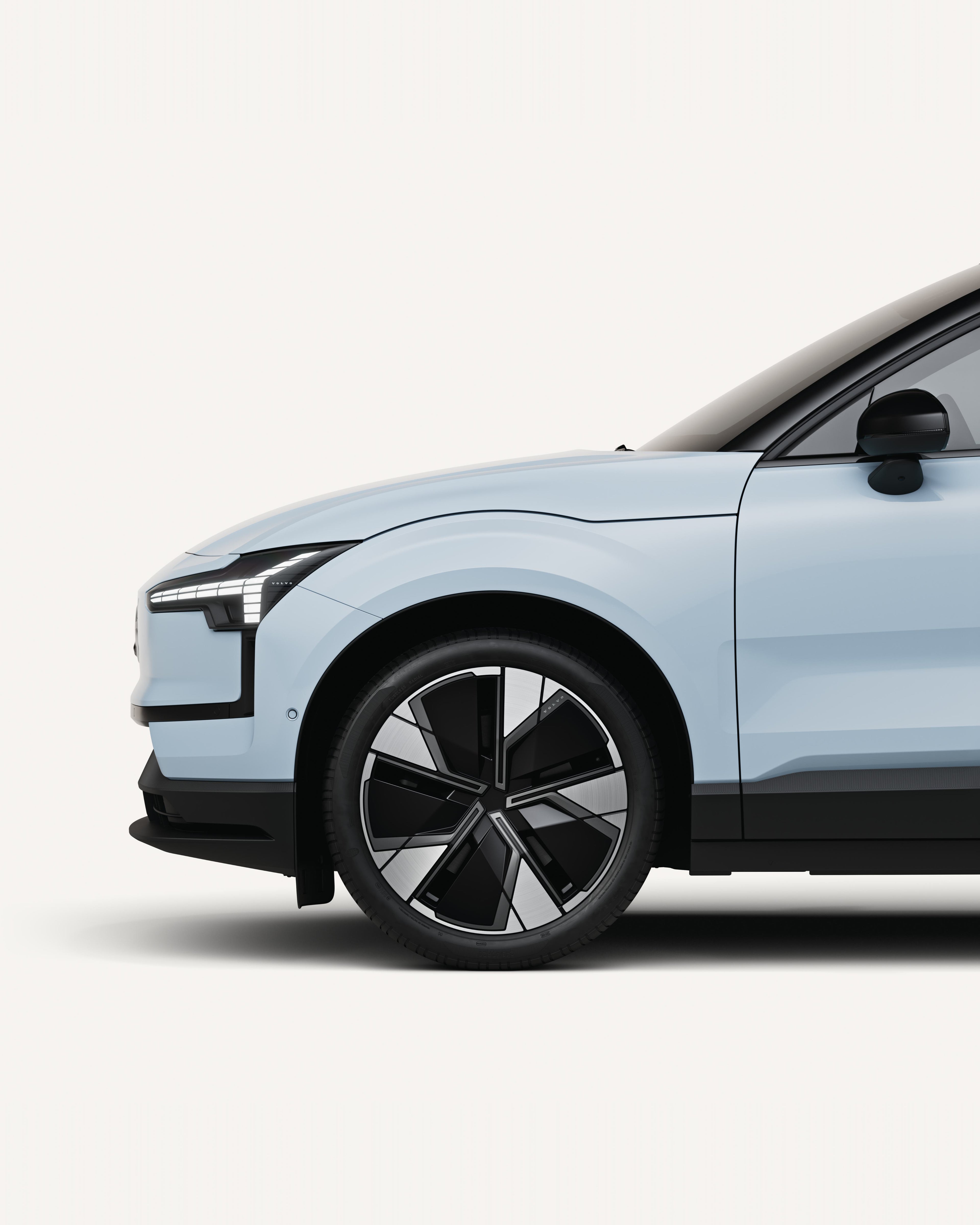 沃尔沃EX30前轮特写。