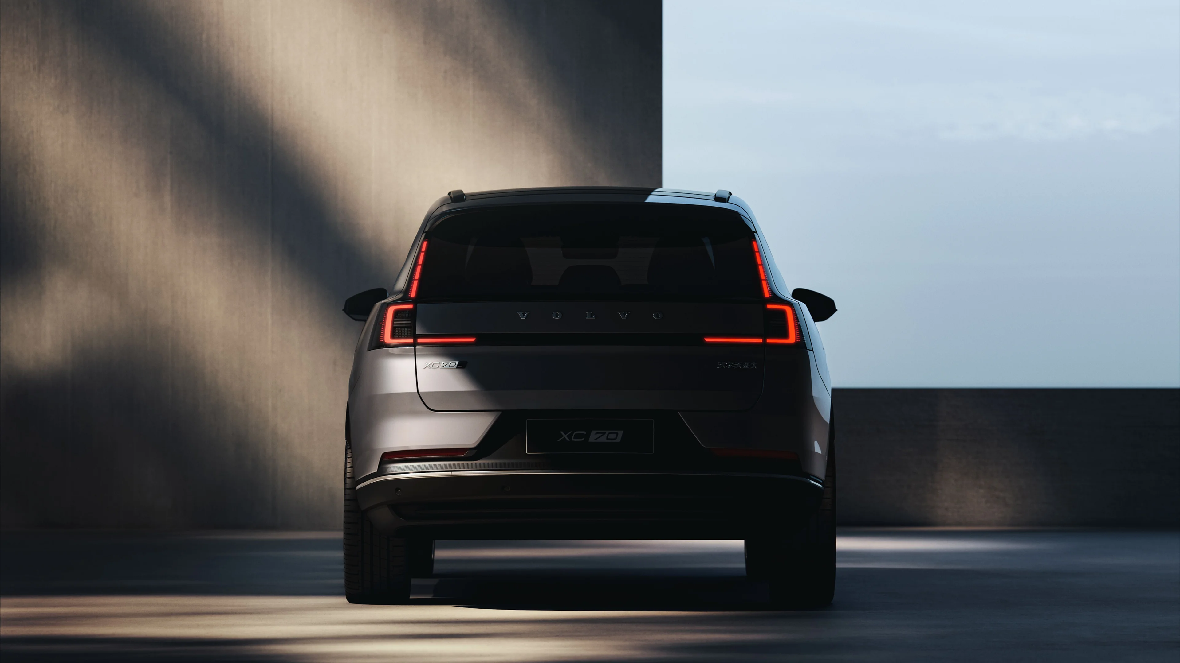 沃尔沃 XC70 后视图。