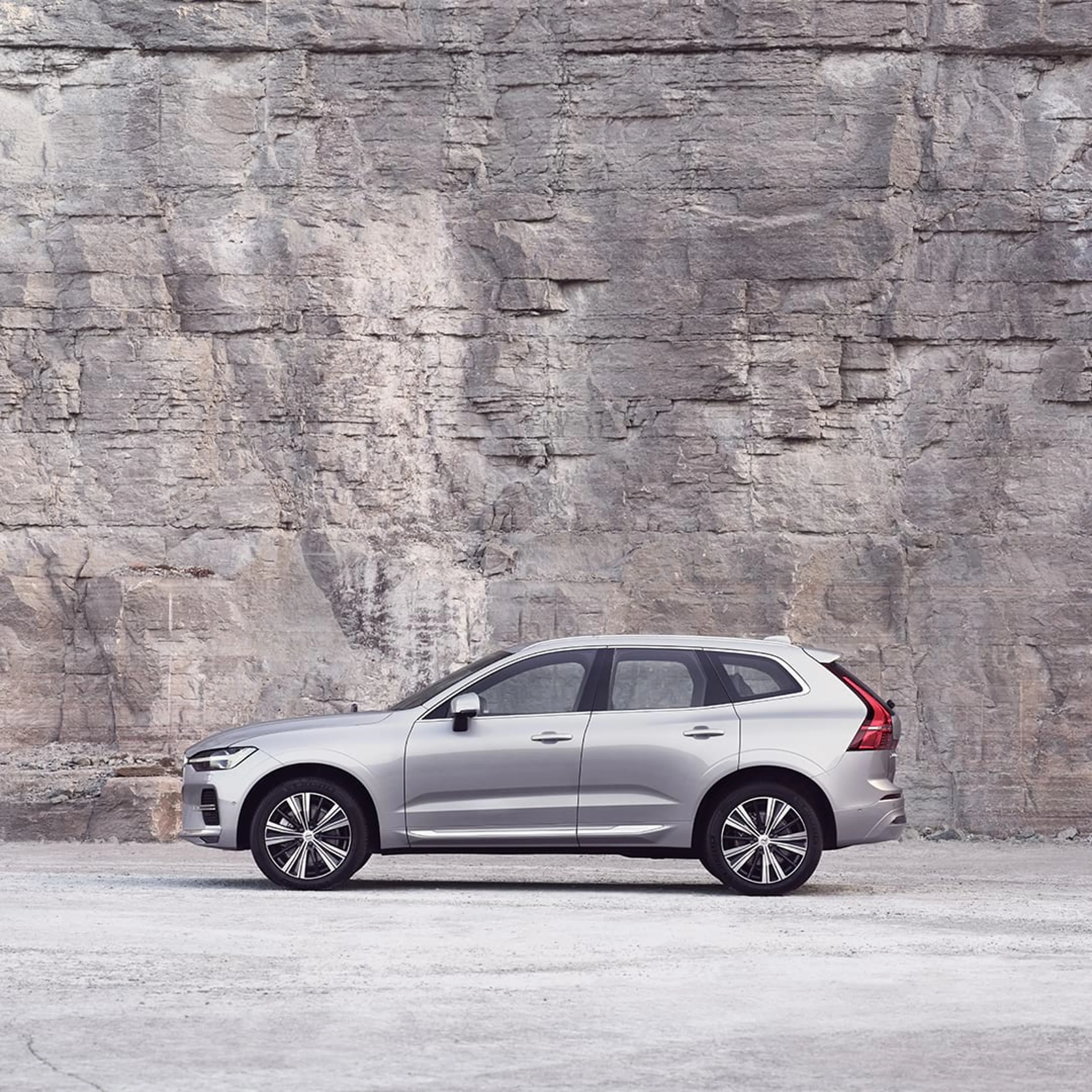 一辆沃尔沃 XC60 停靠石墙前。