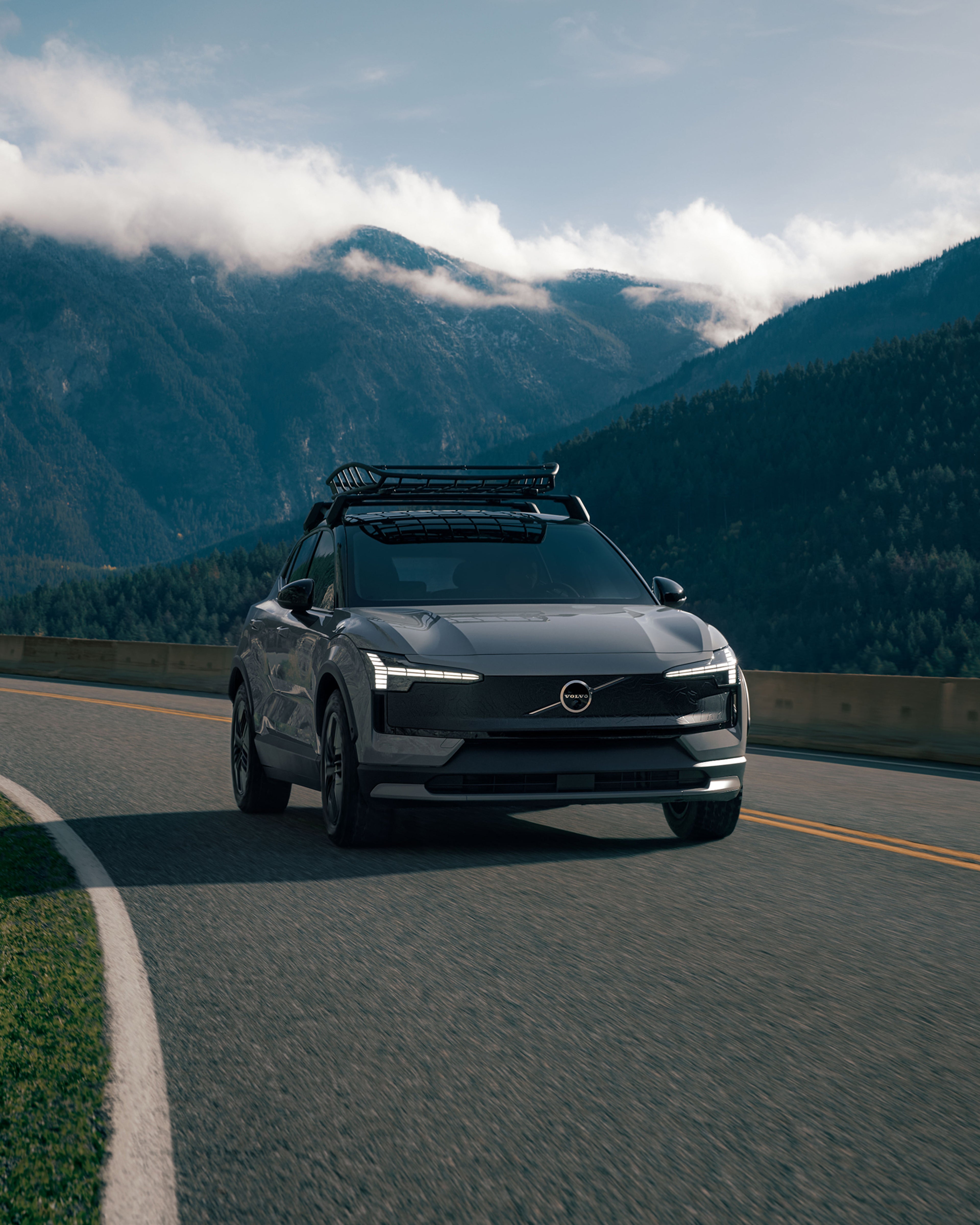 车顶搭载行李架的EX30 Cross Country行驶于山地环境