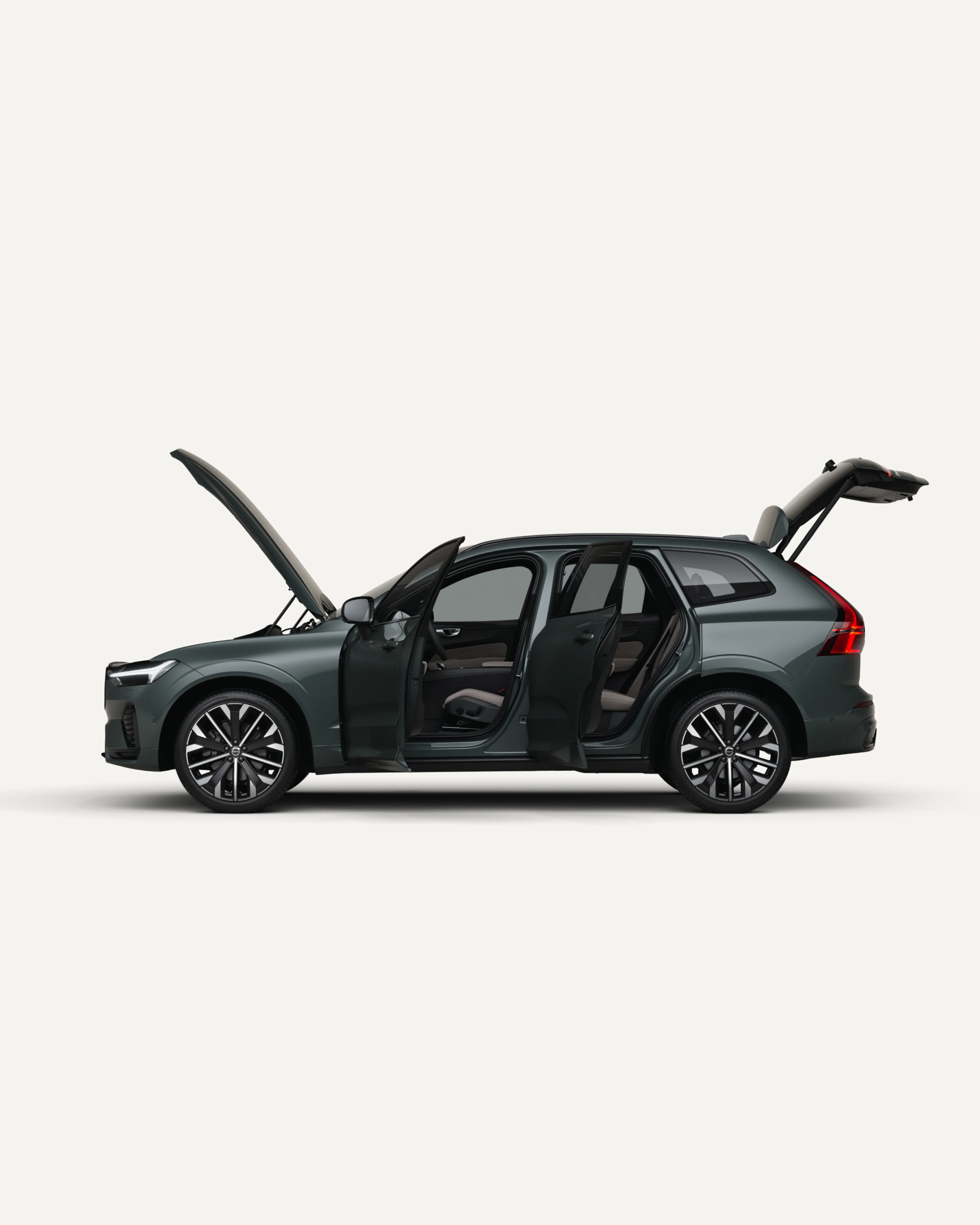 沃尔沃 XC60 轻度混合动力中型 SUV 停在白色工作室内,所有车门均敞开。