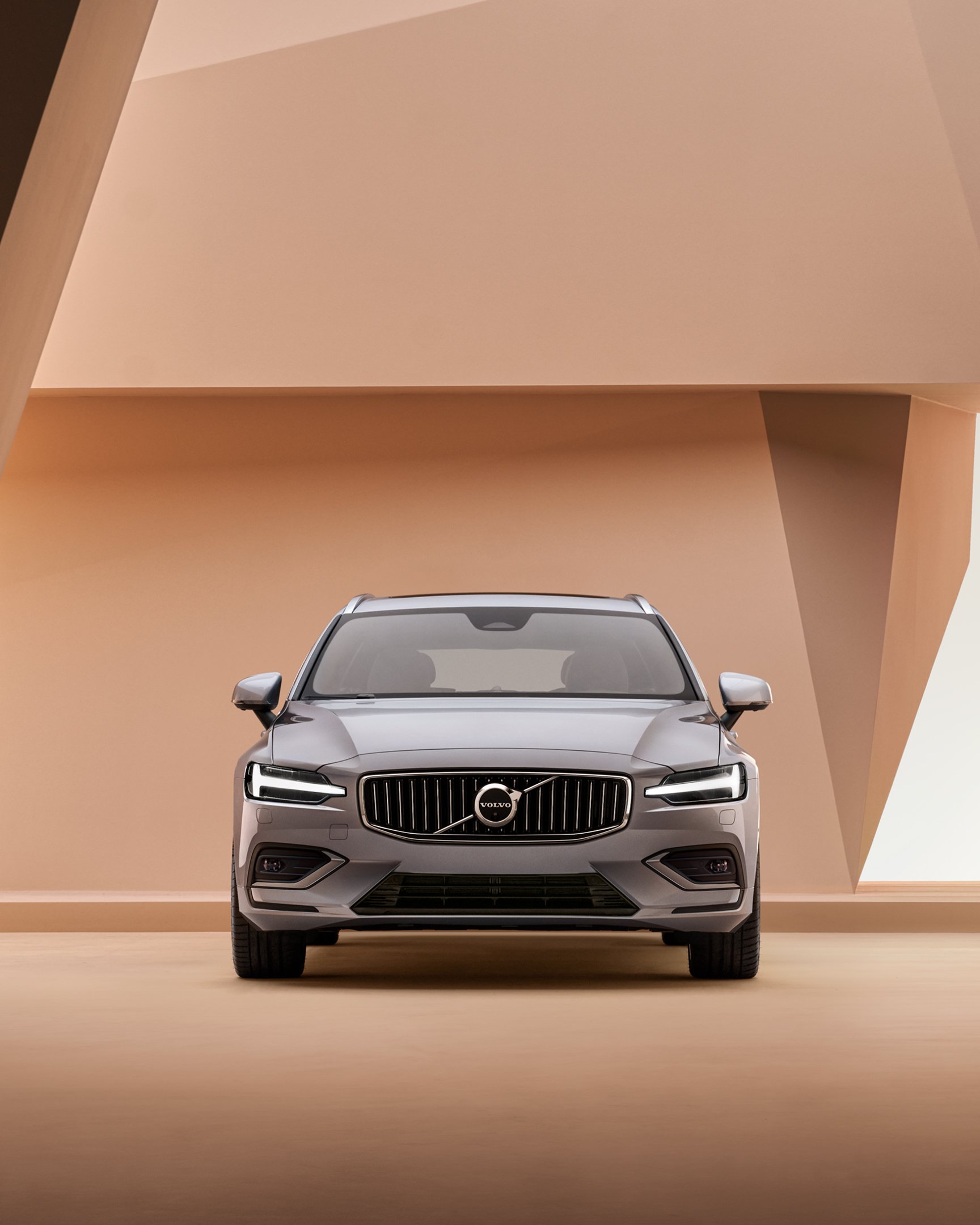 V60 轻度混合动力车的正面图