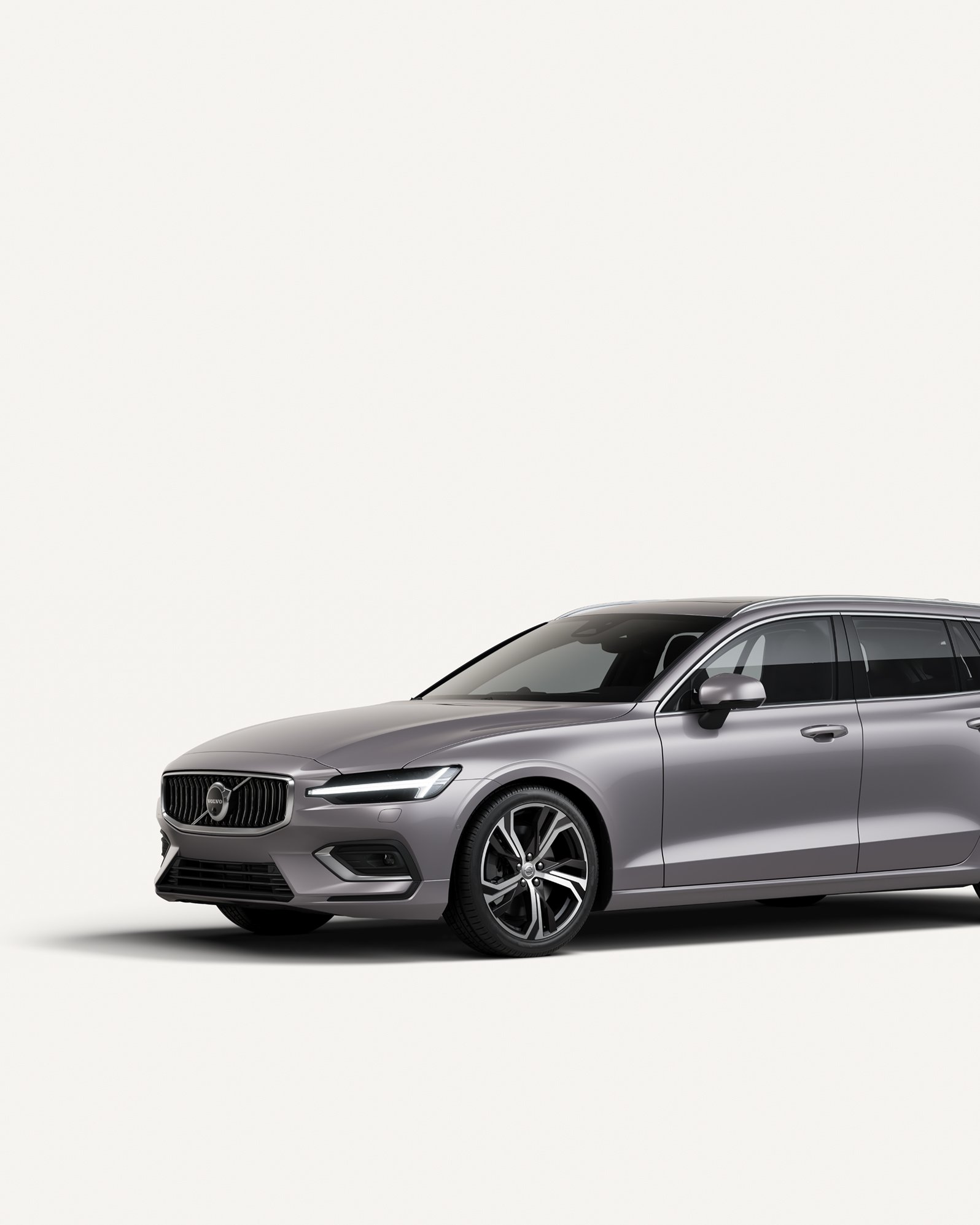 白色摄影棚内沃尔沃 V60 轻度混合动力中型旅行车的侧视图。