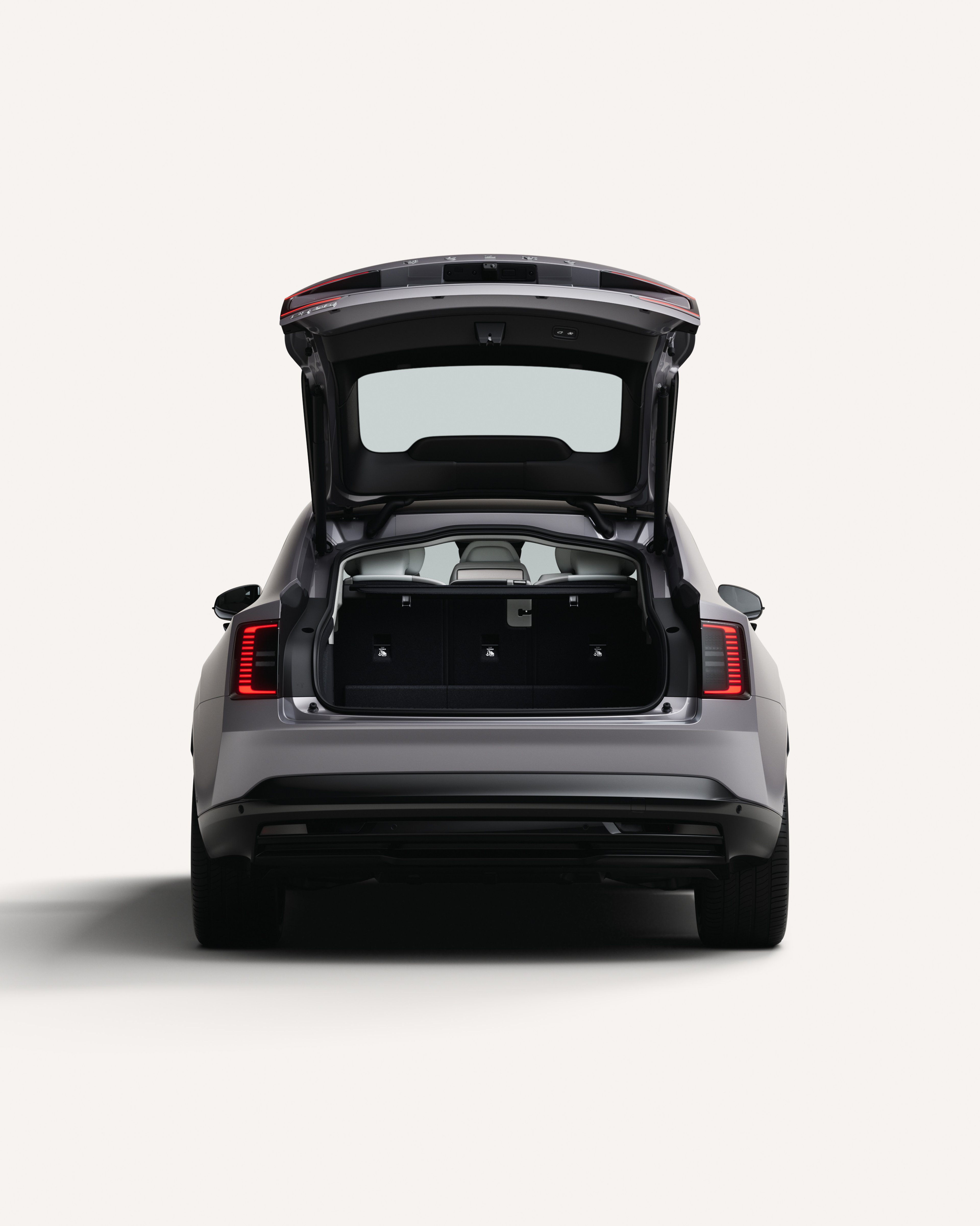 沃尔沃 ES90 车尾视角,后备厢开启,展示储物空间。