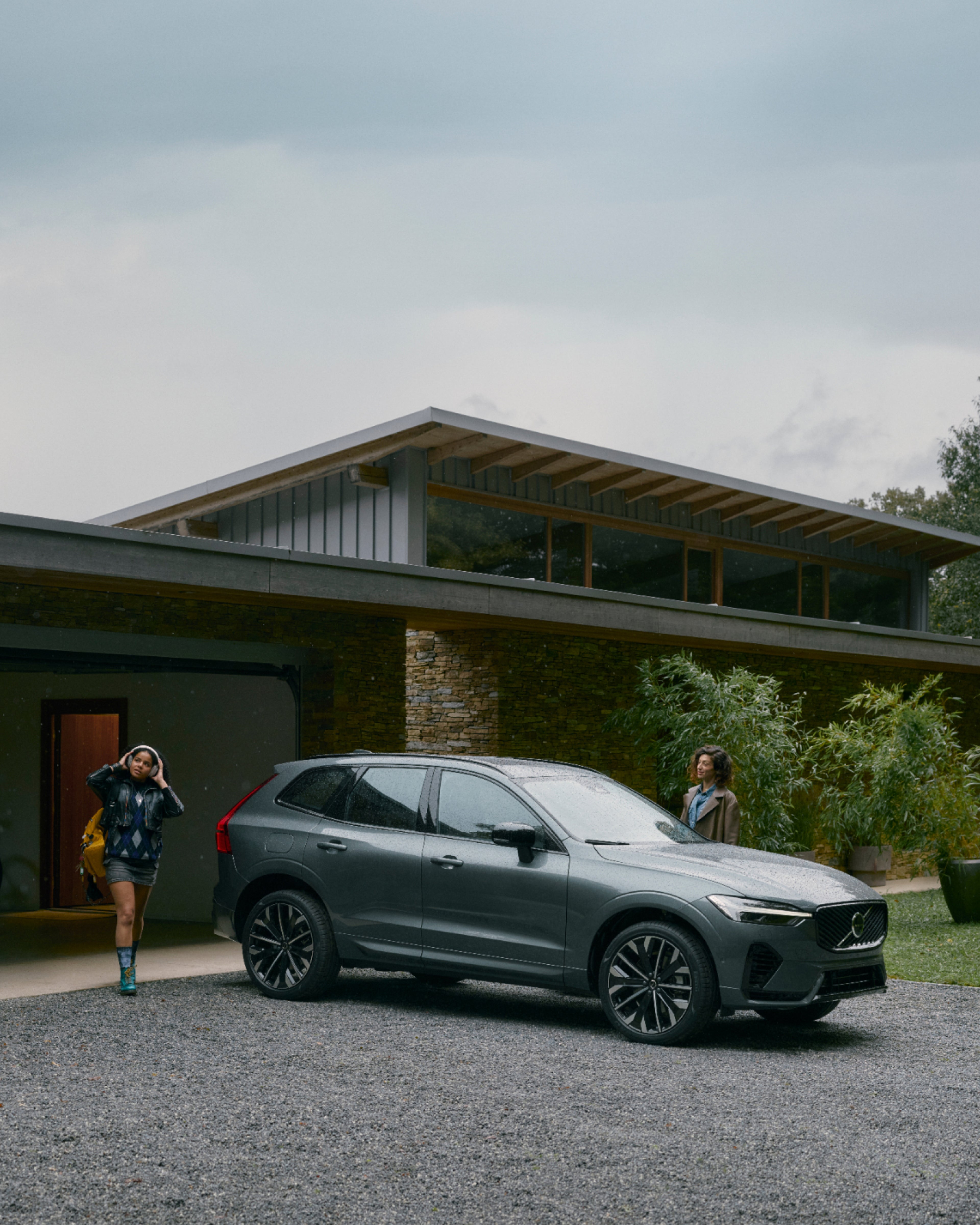 站在屋子前的两名女性正准备进入沃尔沃全新 XC60。