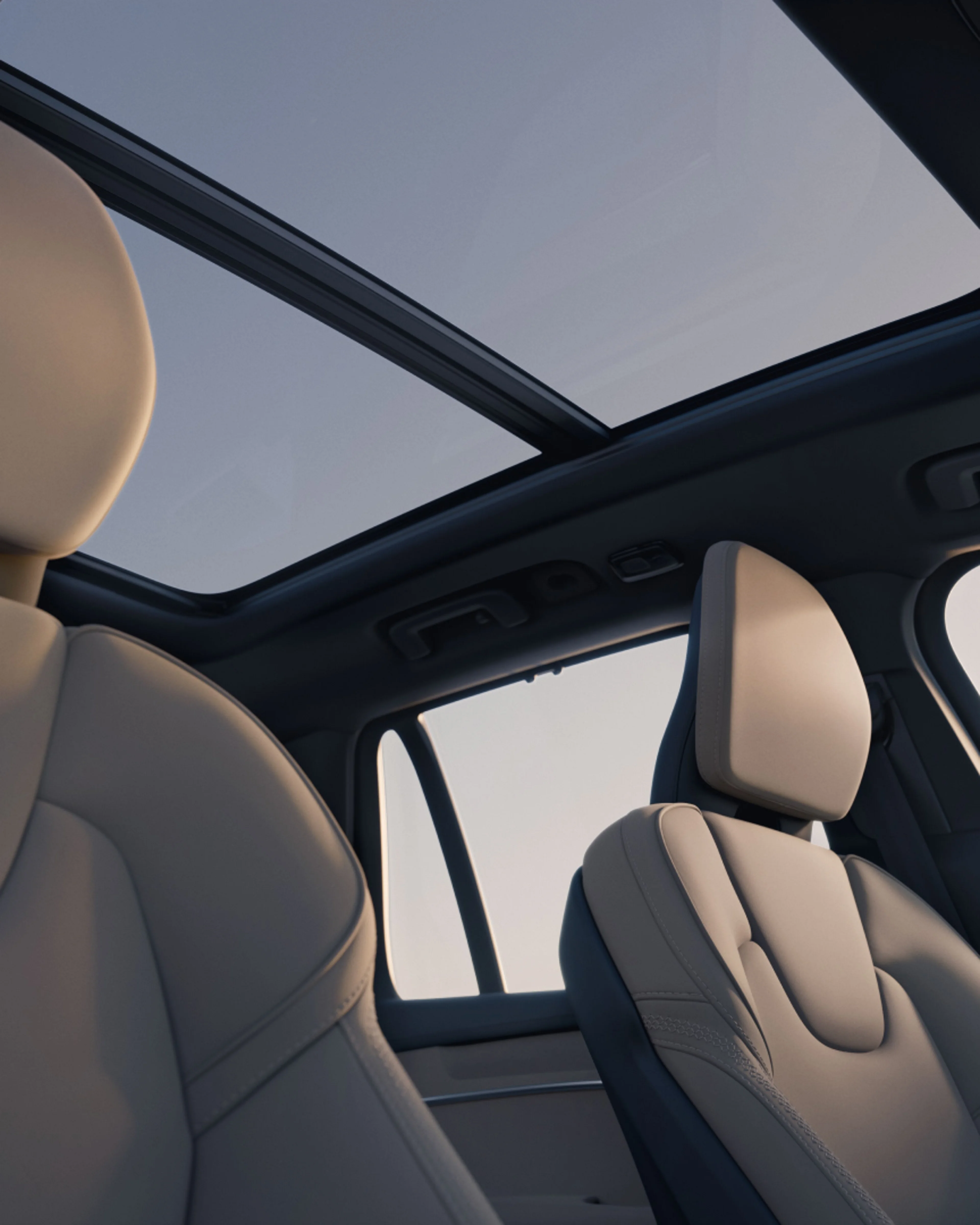 XC90 车内全景天窗照片。