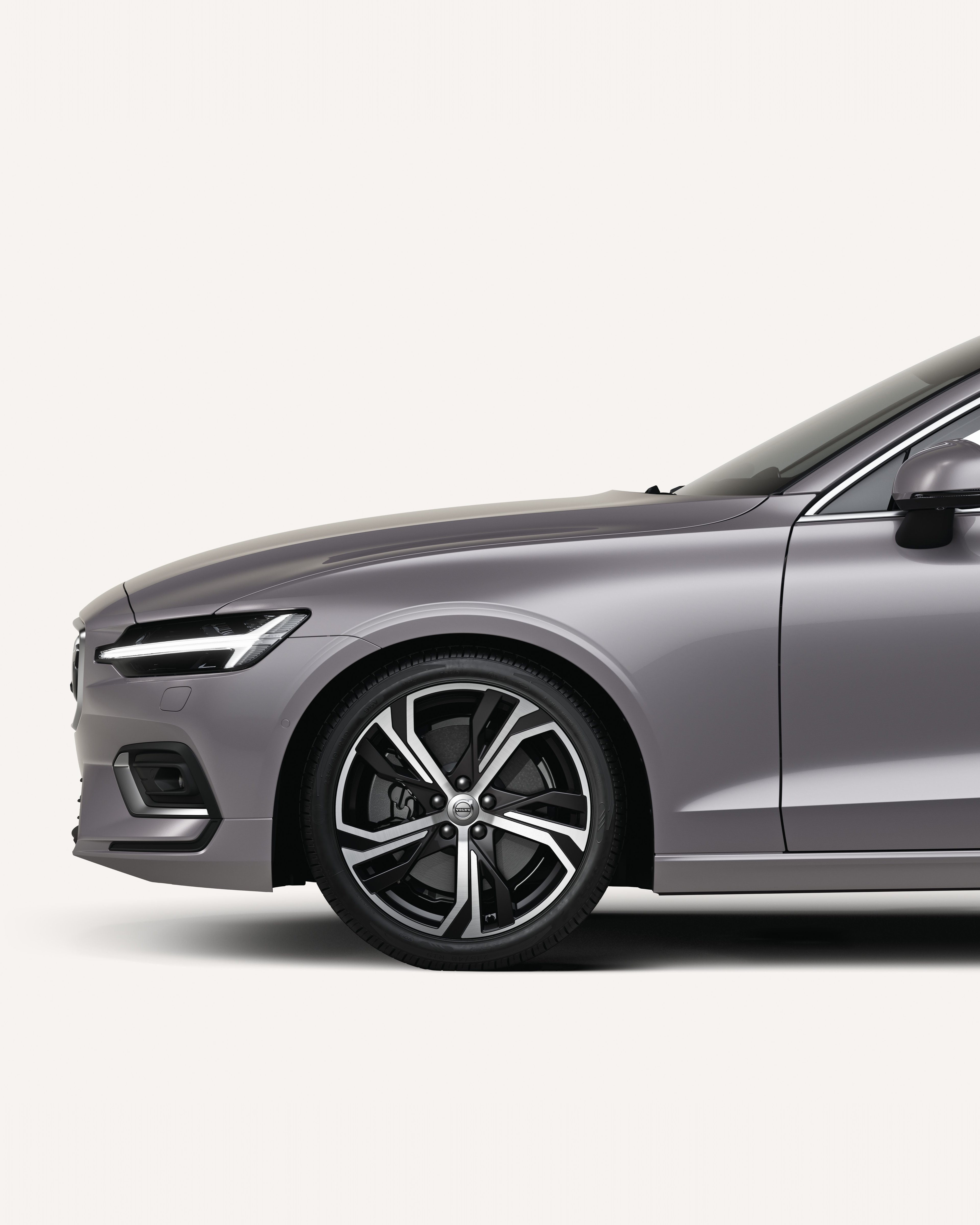 白色摄影棚内沃尔沃 V60 正面前半部分外观。